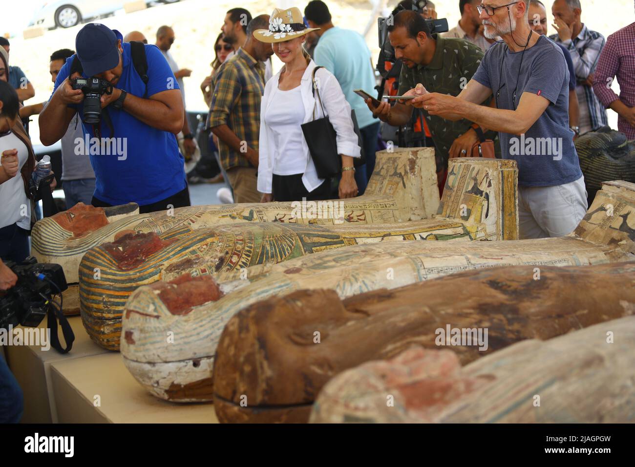 Kairo, Ägypten. 30.. Mai 2022. Am 30. Mai 2022 fotografieren Menschen bei einer Ausstellung archäologischer Errungenschaften in der Nekropole von Saqqara, südlich von Kairo, Ägypten, farbige Särge mit Mumien. Ägypten hat am Montag einen großen neuen archäologischen Fund von 250 versiegelten Särgen mit Mumien, 150 Bronzestatuen antiker Götter und Göttinnen und anderer Altertümer in der Nekropole von Saqqara, südlich der Hauptstadt Kairo, enthüllt. Quelle: Ahmed Gomaa/Xinhua/Alamy Live News Stockfoto