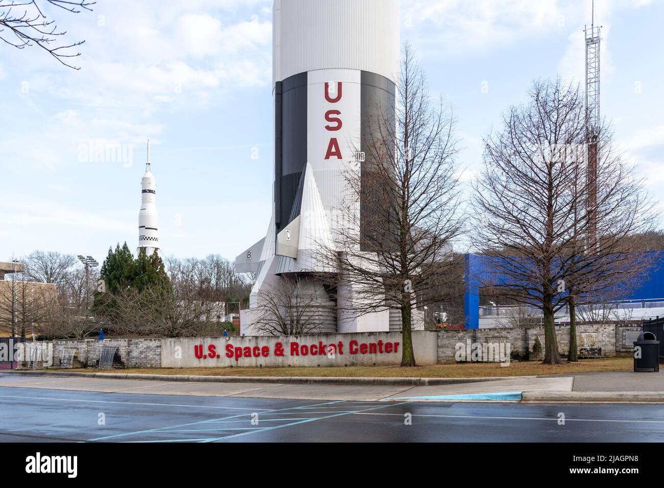 Huntsville, Alabama, USA - 29. Dezember 2021: Die Basis der Saturn-V-Rakete im U.S. Space and Rocket Center in Huntsville, Alabama, USA. Stockfoto