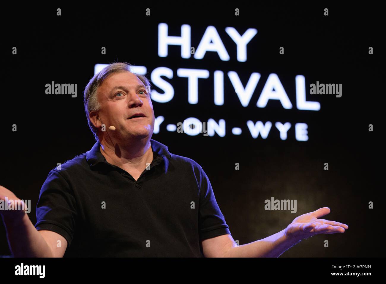 Hay-on-Wye, Wales, Großbritannien. 30.. Mai 2022. Ed Balls spricht mit Natalie Haynes auf dem Hay Festival 2022, Wales. Quelle: Sam Hardwick/Alamy. Stockfoto