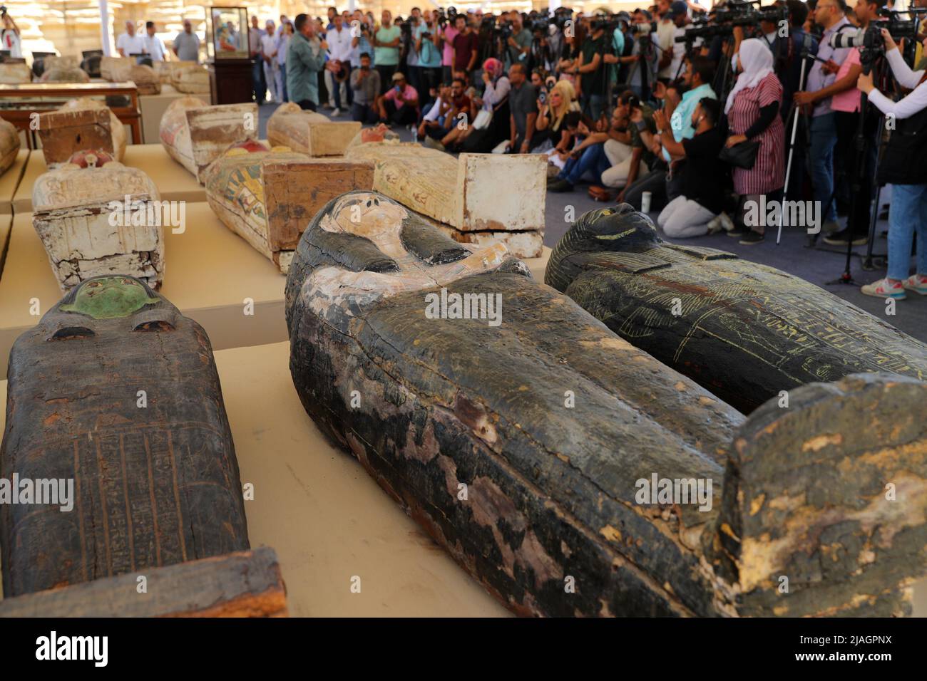 Kairo. 30.. Mai 2022. Das am 30. Mai 2022 aufgenommene Foto zeigt farbige Särge mit Mumien während einer Ausstellung archäologischer Errungenschaften in der Nekropole von Saqqara, südlich von Kairo, Ägypten. Ägypten hat am Montag einen großen neuen archäologischen Fund von 250 versiegelten Särgen mit Mumien, 150 Bronzestatuen antiker Götter und Göttinnen und anderer Altertümer in der Nekropole von Saqqara, südlich der Hauptstadt Kairo, enthüllt. Quelle: Sui Xiankai/Xinhua/Alamy Live News Stockfoto