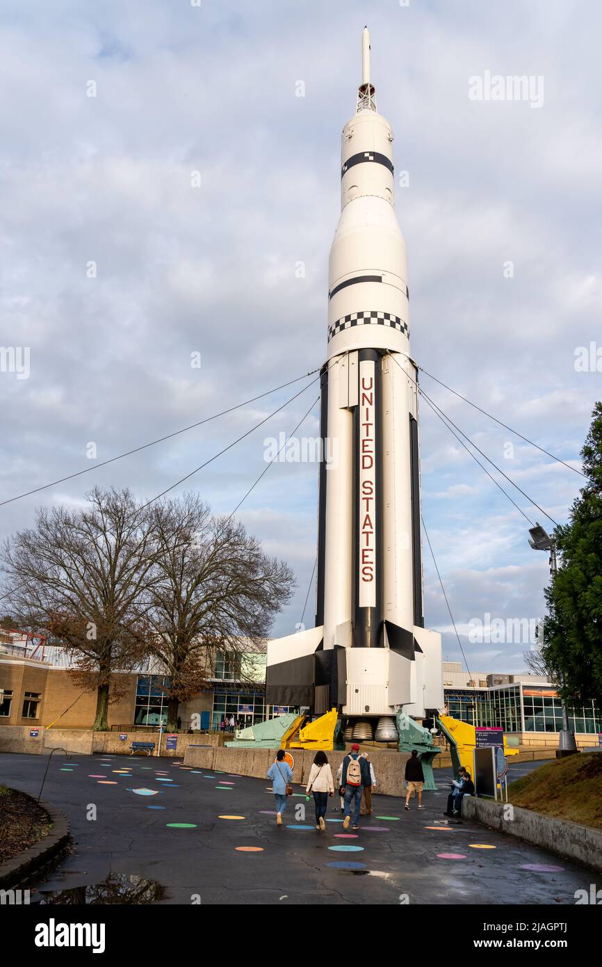 Huntsville, Alabama, USA - 29. Dezember 2021: Besucher des US-Weltraumraketen- und Raketenzentrums in Huntsville, Alabama, USA. Stockfoto