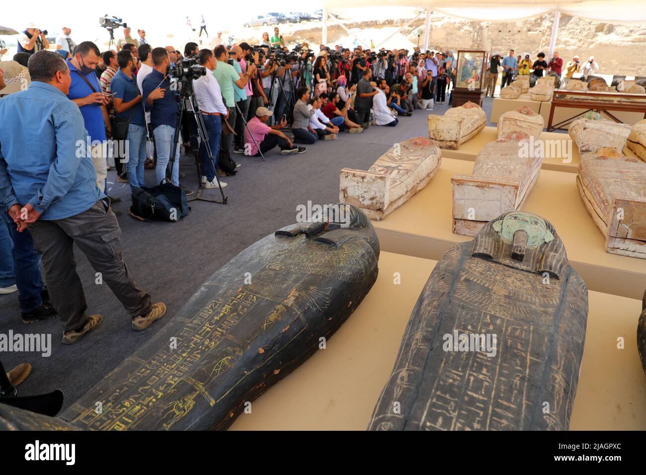 Kairo. 30.. Mai 2022. Das Foto vom 30. Mai 2022 zeigt die Szene einer Ausstellung archäologischer Errungenschaften in der Nekropole von Saqqara, südlich von Kairo, Ägypten. Ägypten hat am Montag einen großen neuen archäologischen Fund von 250 versiegelten Särgen mit Mumien, 150 Bronzestatuen antiker Götter und Göttinnen und anderer Altertümer in der Nekropole von Saqqara, südlich der Hauptstadt Kairo, enthüllt. Quelle: Sui Xiankai/Xinhua/Alamy Live News Stockfoto