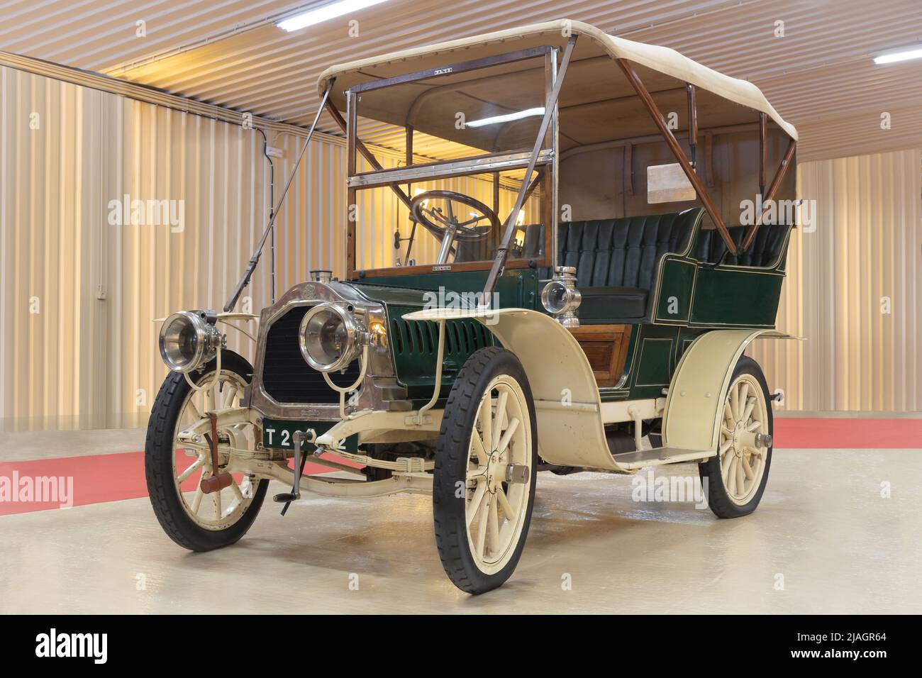 GALDAMES, SPANIEN-8. AUGUST 2021: 1908 De Dion-Bouton Type BG in Torre Loizaga (Miguel de la Via) Car Museum Stockfoto