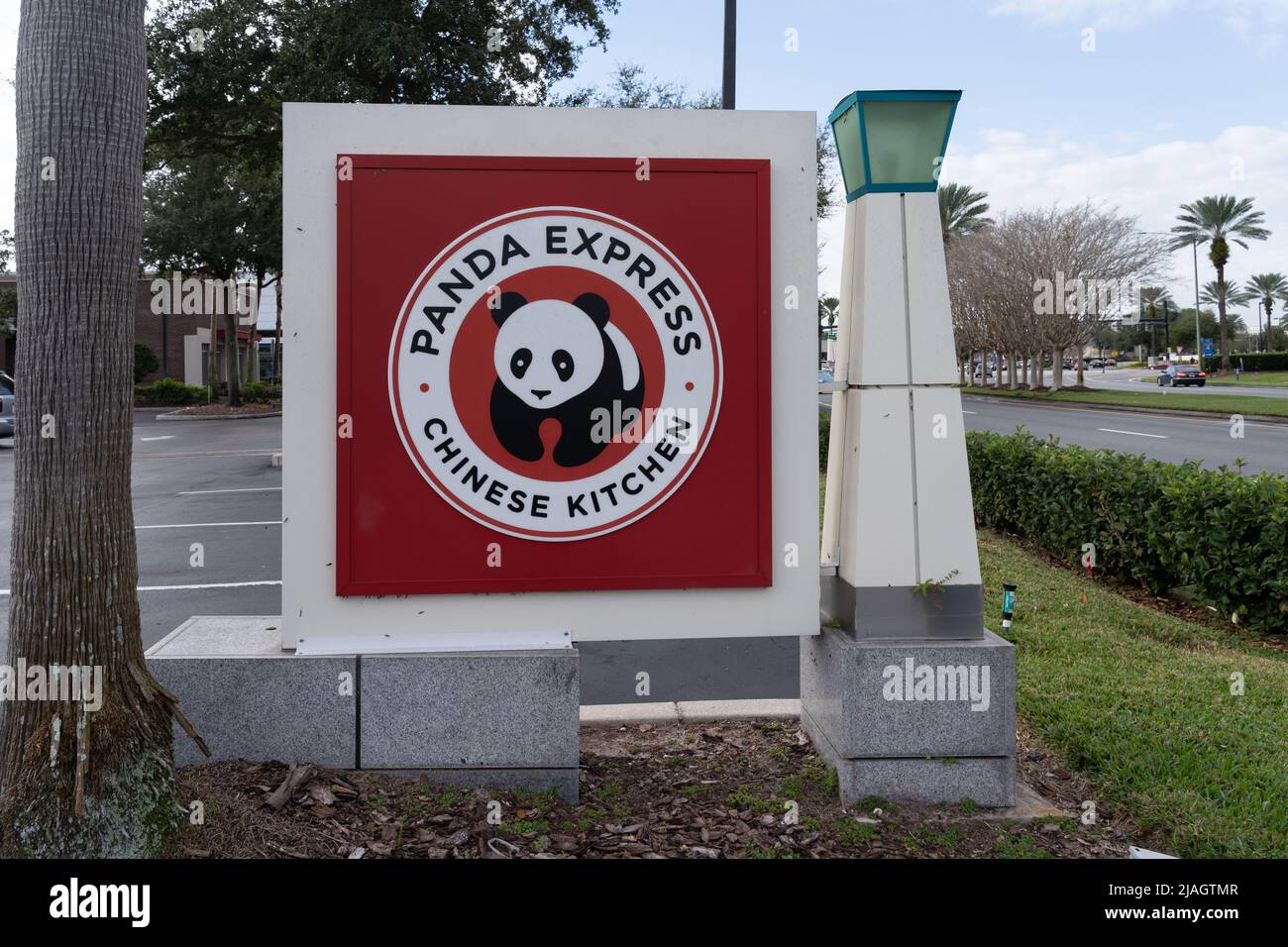 Orlando, FL, USA - 5. Januar 2022: Nahaufnahme des Panda Express Restaurantzeichens in Orlando, FL, USA. Stockfoto