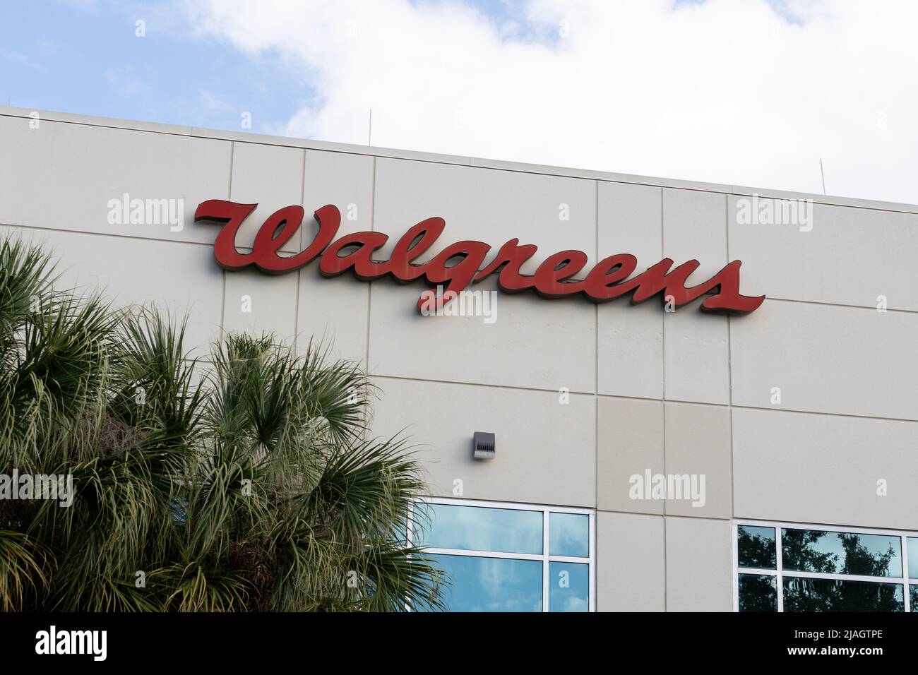 Orlando, FL, USA - 5. Januar 2022: Nahaufnahme des Walgreen-Schildes auf ihrem Bürogebäude in Orlando, FL, USA. Stockfoto