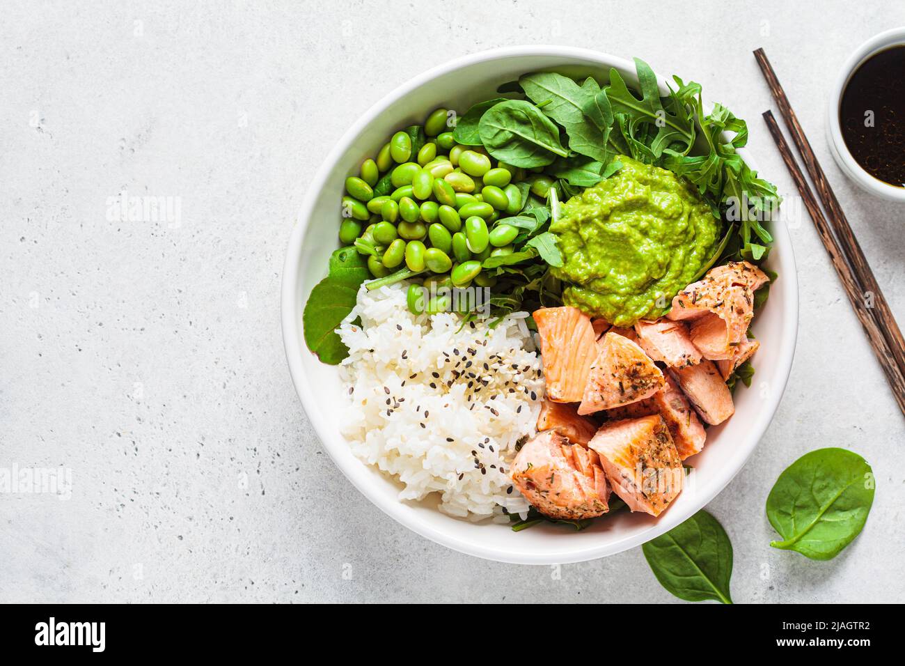 Gebratener Lachssalat mit Reis, Edamam und Guacamole, Draufsicht. Gekochte Lachsschüssel. Gesunde Ernährung Rezept Konzept. Stockfoto