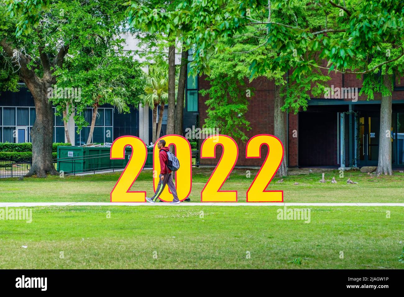 NEW ORLEANS, LA, USA - 12. MAI 2022: Schwarze College-Studenten, die während der Abschlusswoche vor 2022 Jahren auf dem Loyola University Campus vorbeikommen Stockfoto