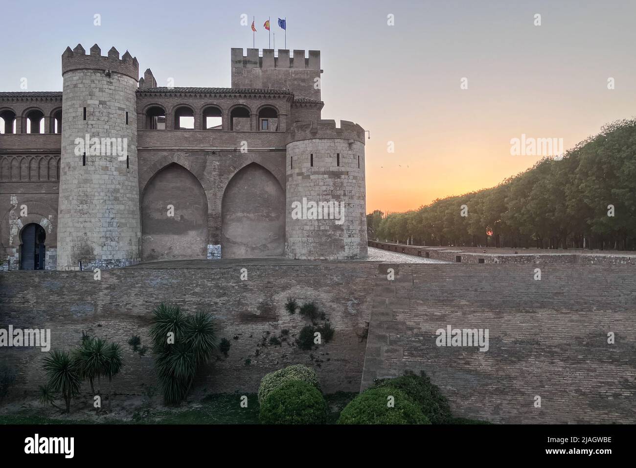 Außenansicht des Aljaferia-Palastes, ein befestigter mittelalterlicher Palast, der in der zweiten Hälfte des 11.. Jahrhunderts im Taifa von Zaragoza in Al-Anda erbaut wurde Stockfoto