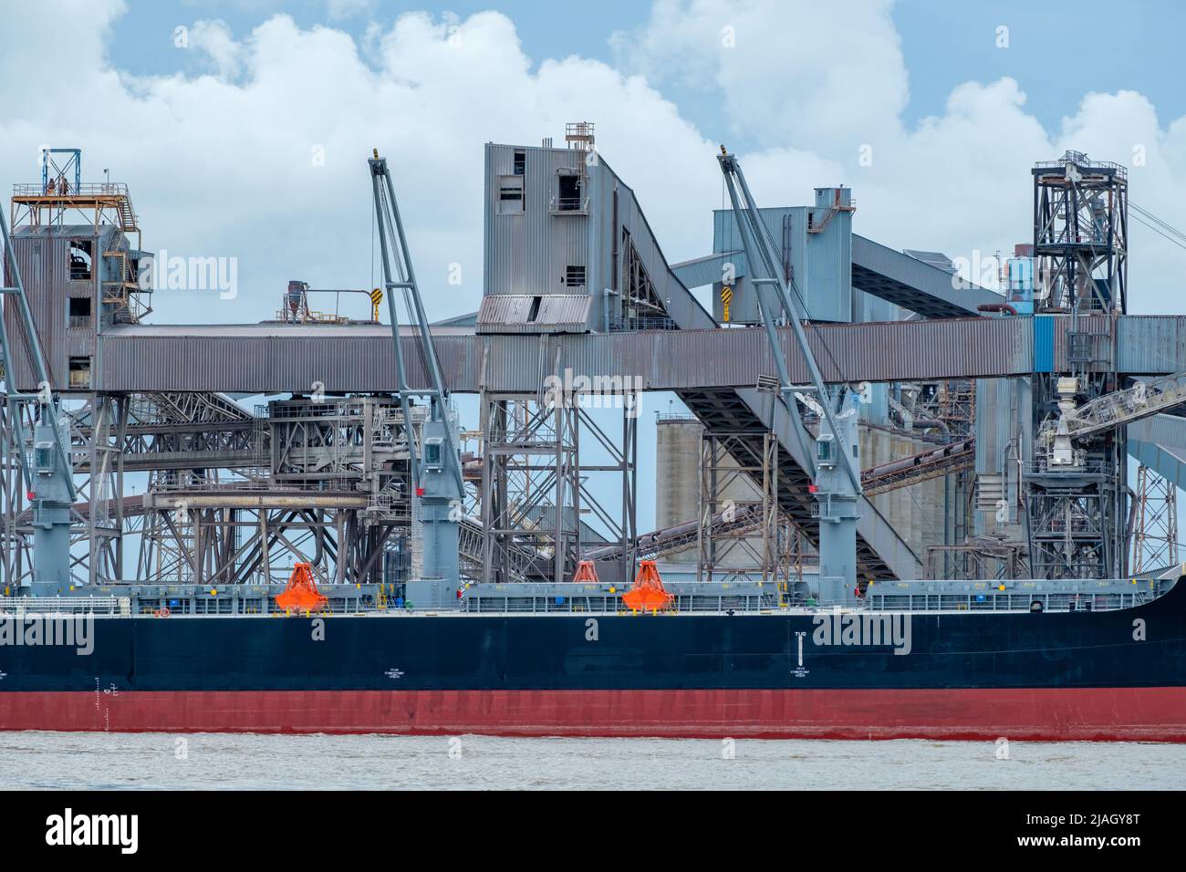WESTWEGO, LA, USA - 23. MAI 2022: Cargill Getreideaufzug und angedocktes Frachtschiff auf dem Mississippi River Stockfoto