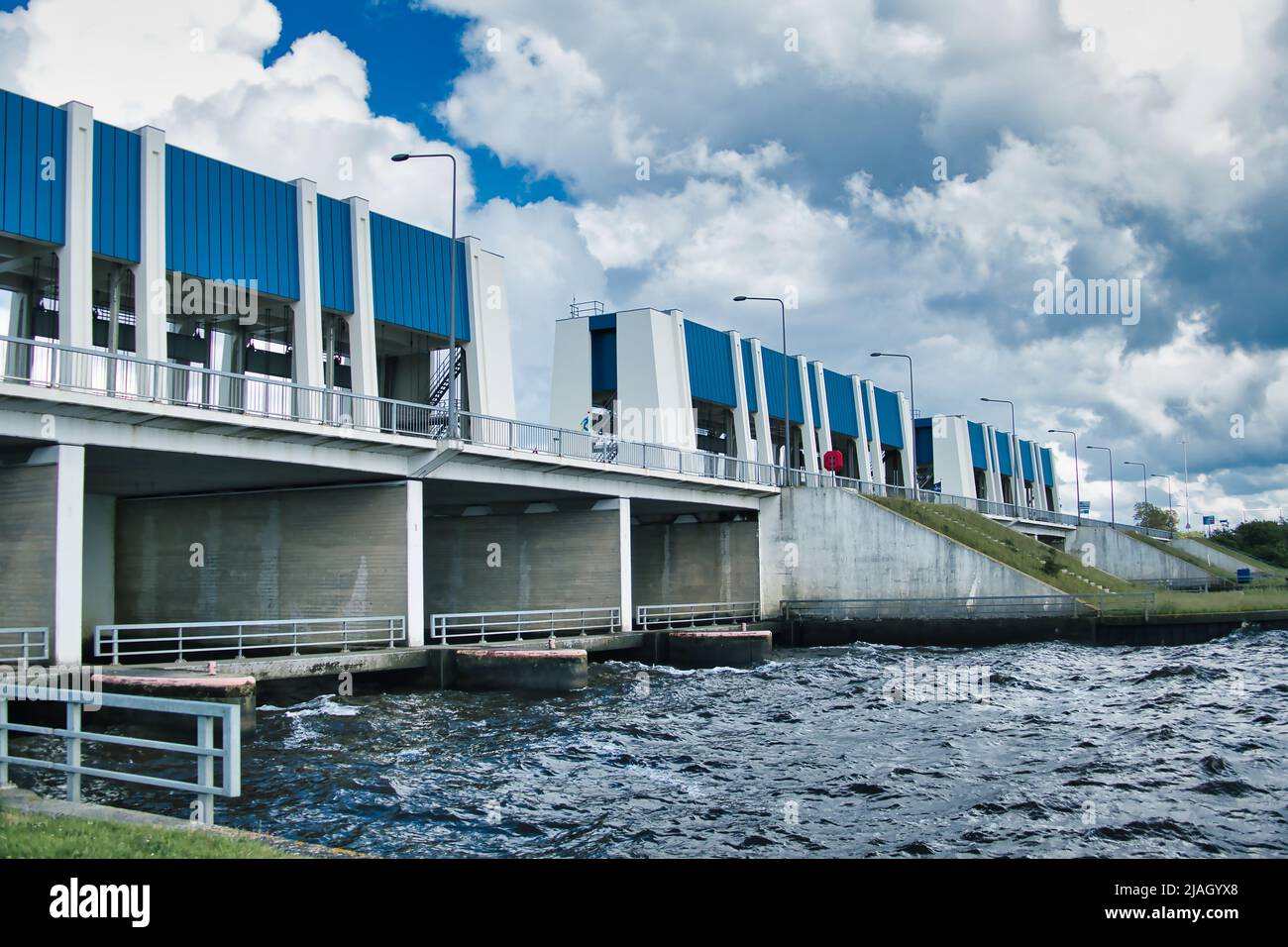 Die Cleveringsluizen, Entwässerungsschlösser und Schleusen, die ein wesentlicher Bestandteil der Wasserwirtschaft im Norden der Niederlande sind, Lauwersoog. Stockfoto
