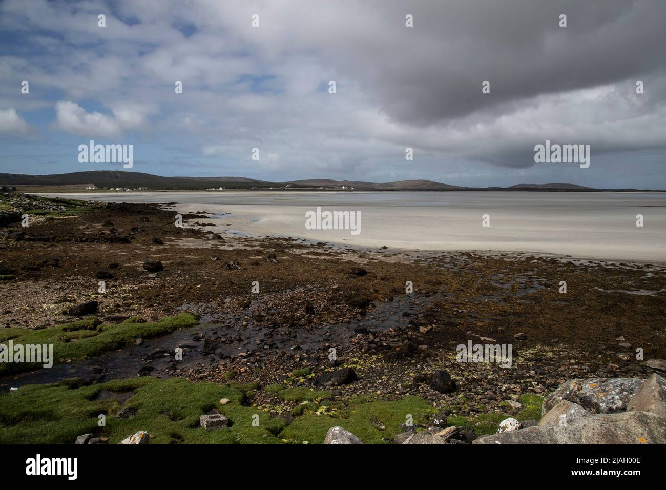 Wechselhaftes Wetter über Vallay Beach und Strand bei Ebbe, in der Nähe von Sollas auf North Uist, Äußere Hebriden, Schottland Stockfoto