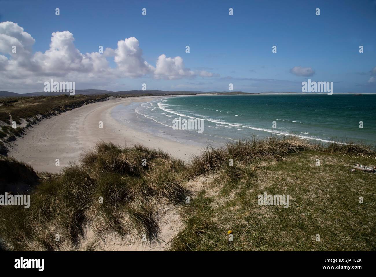 Ein Panoramablick auf Clachan Sand, die Machair und ein türkisfarbenes Meer mit blauem Himmel und weißen Wolken auf North Uist, Äußere Hebriden. Stockfoto