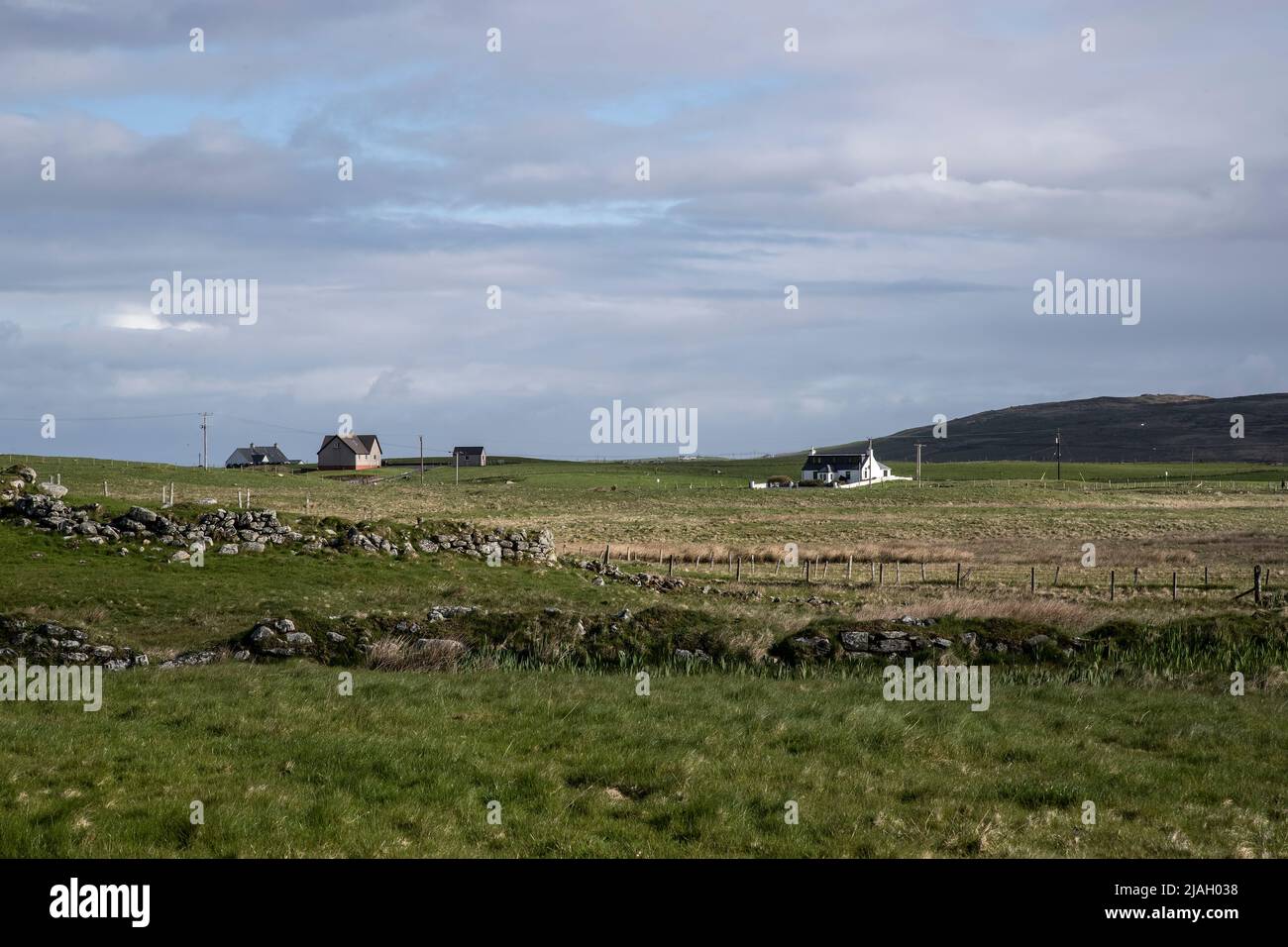 Isolierte Häuser in Balranald in North Uist, Äußere Hebriden auf wildem Sumpfland und wildlebendem Grasland gelegen, eine friedliche und abgelegene Lage Stockfoto
