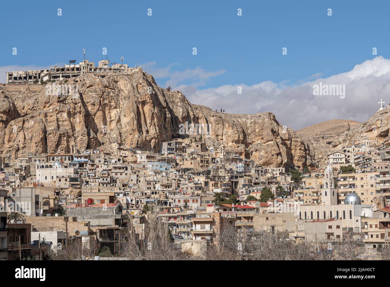 Die Stadt Maaloula im Süden Syriens wurde in den zerklüfteten Berghang gebaut. Stockfoto