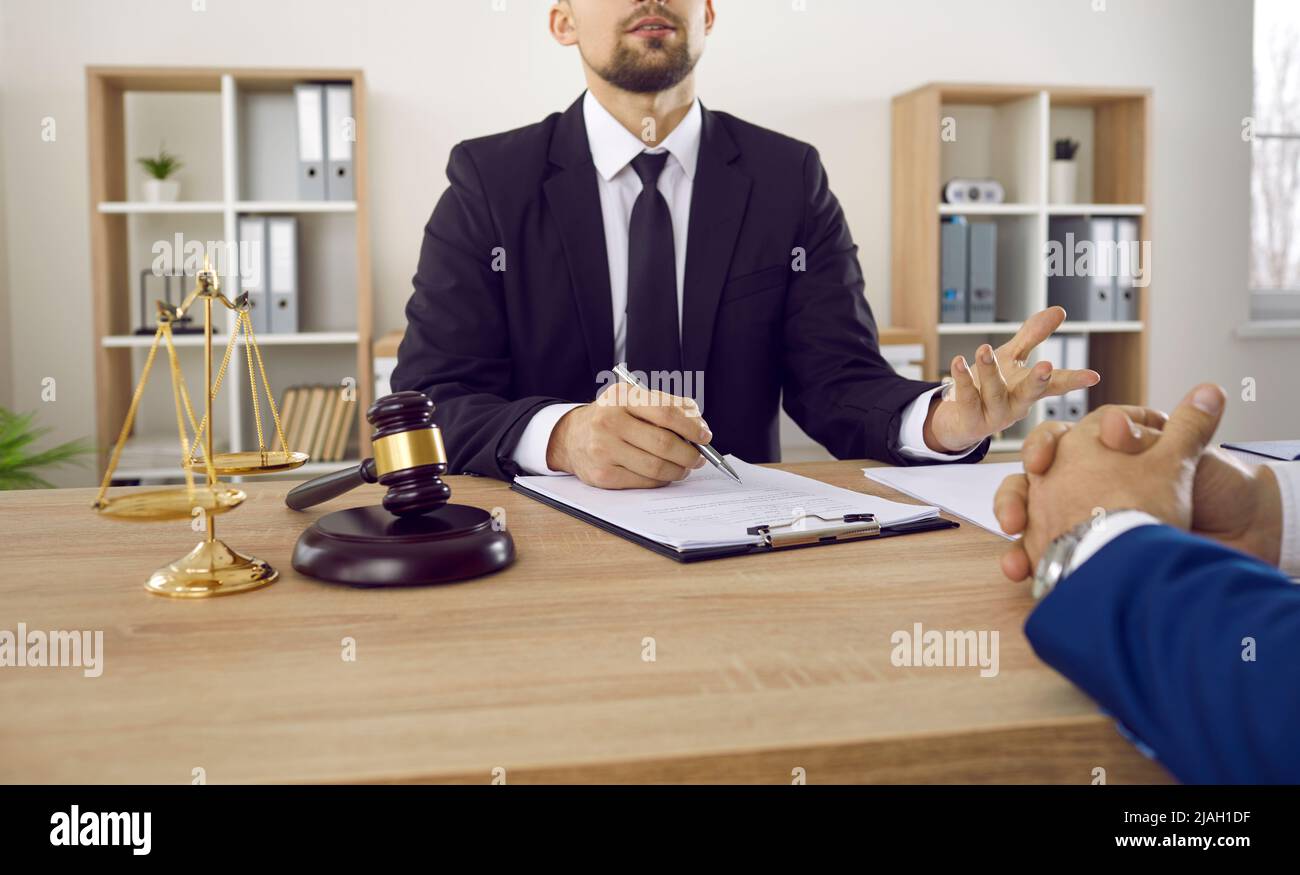 Männlicher Anwalt konsultiert Klienten bei der Sitzung Stockfoto