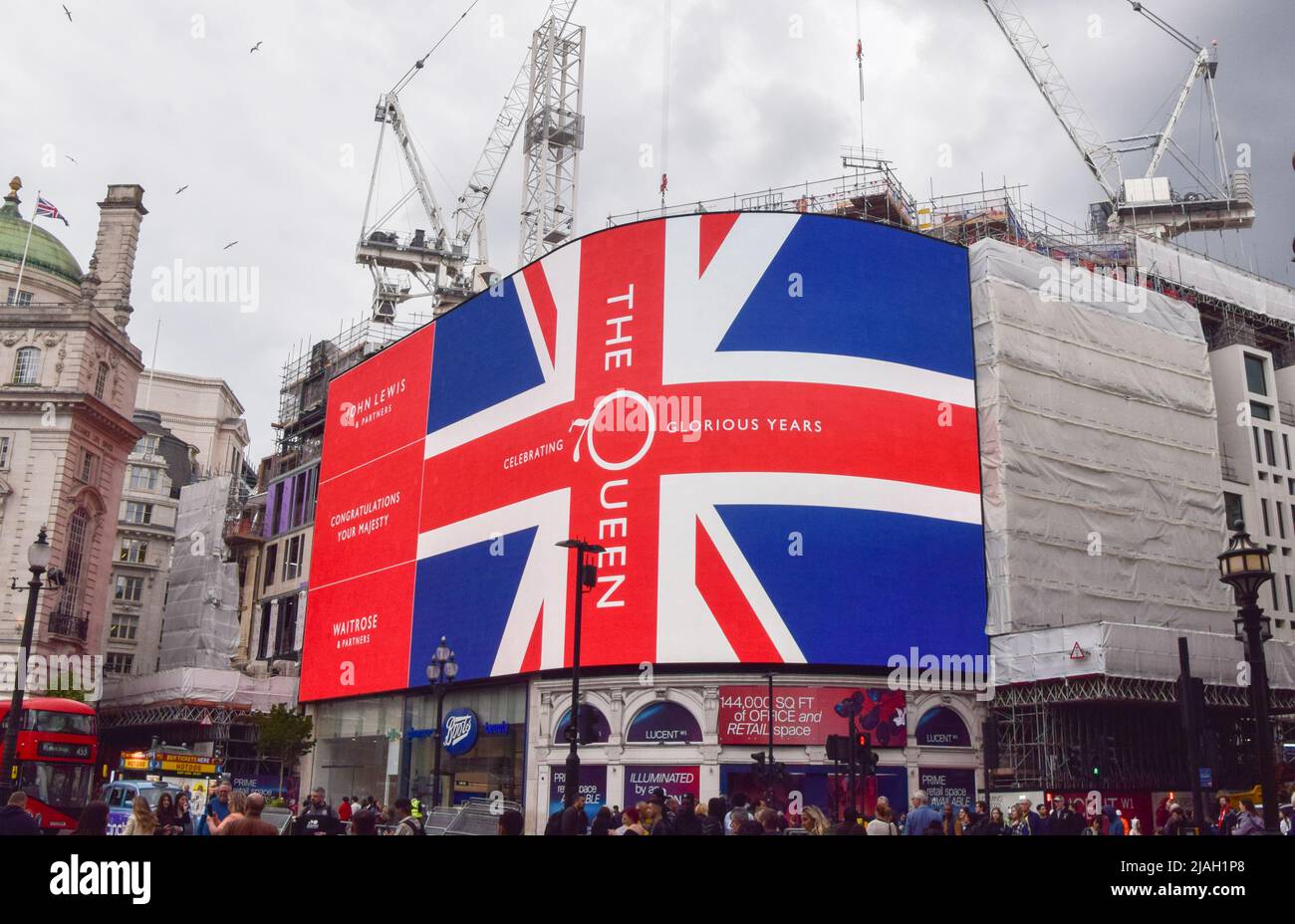 London, Großbritannien. 30.. Mai 2022. Ein Union Jack mit einer Feier der Königin (von John Lewis und Waitrose) wird anlässlich des Platinum Jubilee auf den Piccadilly Lights im Piccadilly Circus gezeigt, anlässlich des 70.. Jahrestages der Thronbesteigung der Königin. Vom 2.. Bis 5.. Juni findet ein spezielles, erweitertes Platinum Jubilee Weekend statt. Kredit: SOPA Images Limited/Alamy Live Nachrichten Stockfoto