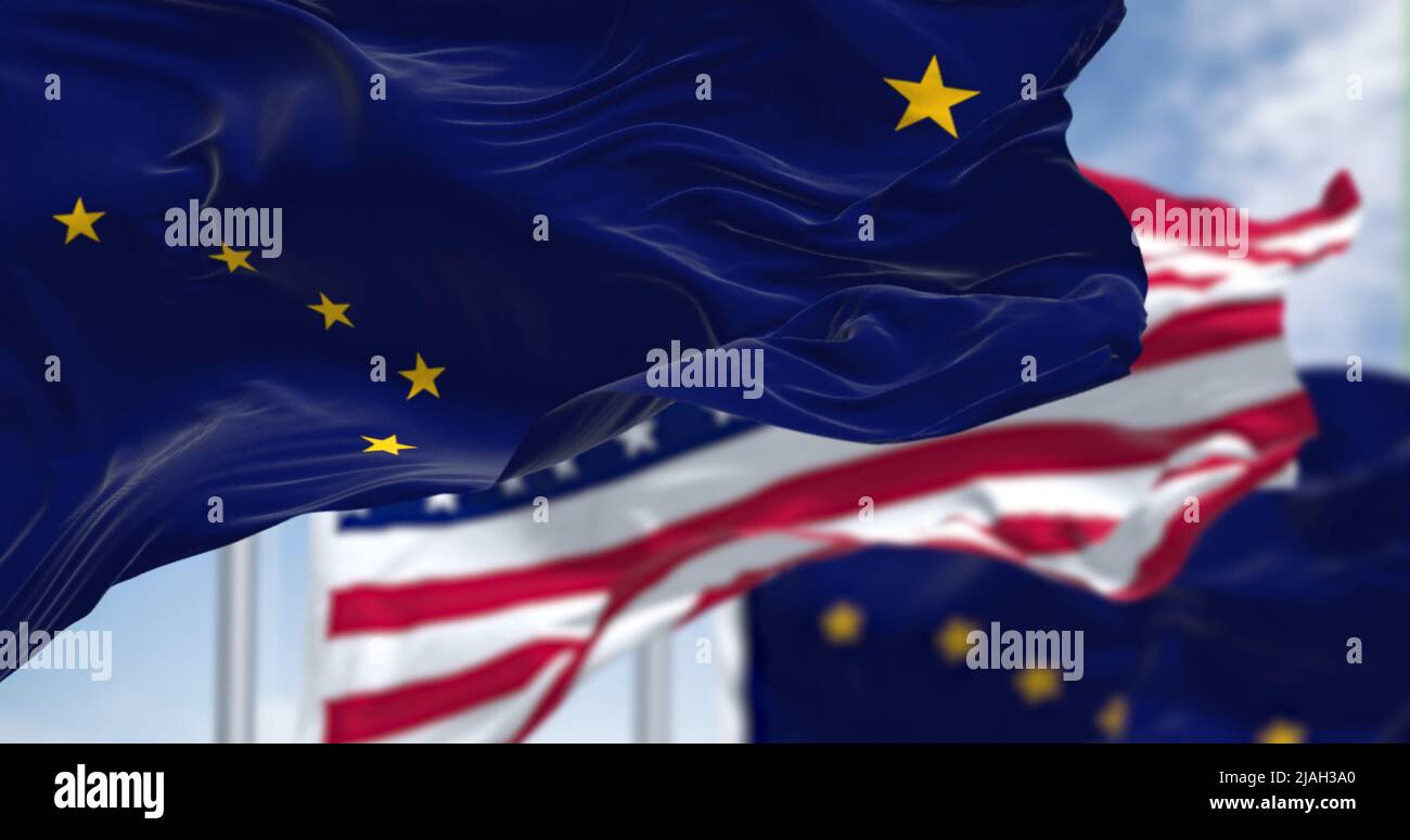 Die Flaggen des Bundesstaates Alaska und der Vereinigten Staaten winken im Wind. Demokratie und Unabhängigkeit. US-Flagge. Stockfoto
