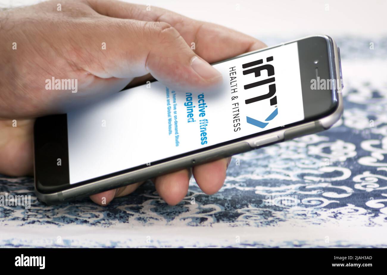 New York, USA, September 2021: Hand hält ein Telefon mit der mobilen App iFit auf dem Bildschirm. IFIT ist eine führende Gesundheits- und Fitnessplattform Stockfoto