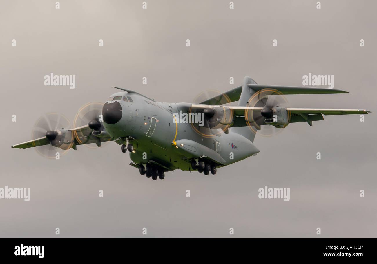 Der mächtige Atlas Doing Low Practice aus dem Jahr A400M nähert sich am Welshpool Airport in Mid Wales an. Stockfoto