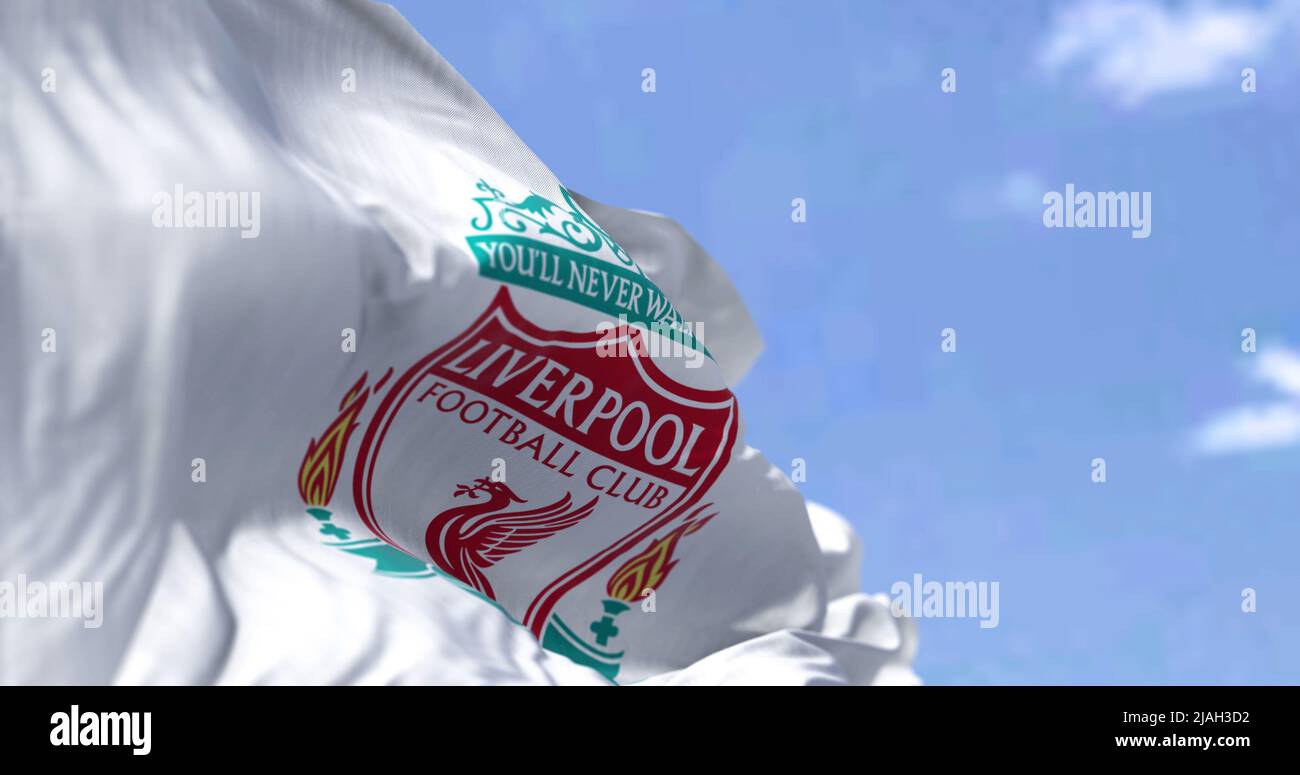 Liverpool, Großbritannien, 2022. Mai: Die Flagge des Liverpool Football Club winkt an einem klaren Tag im Wind. Liverpool F.C. ist ein professioneller Fußballverein mit Sitz in i Stockfoto