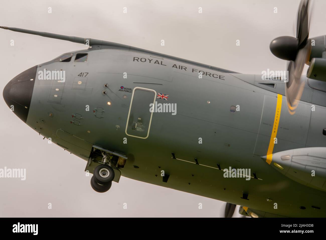 Der mächtige Atlas Doing Low Practice aus dem Jahr A400M nähert sich am Welshpool Airport in Mid Wales an. Stockfoto