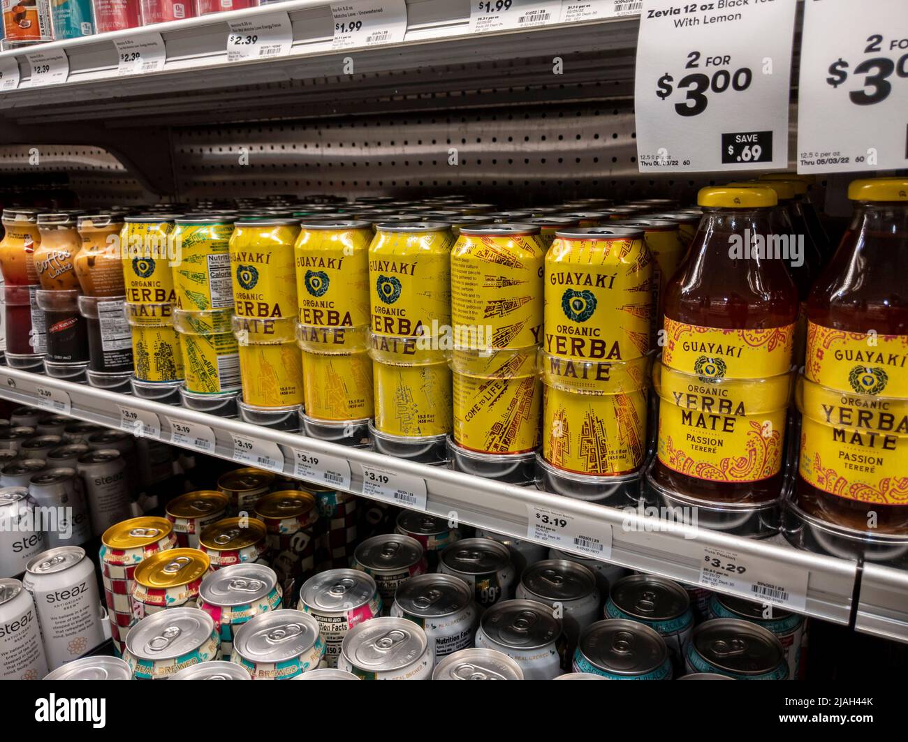 Mill Creek, WA USA - ca. Mai 2022: Schräge Ansicht von Yerba Mate zum Verkauf in einem Town and Country Lebensmittelgeschäft. Stockfoto