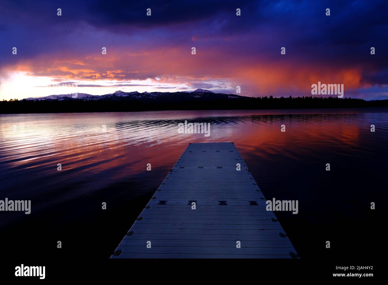 Lane bei Sonnenuntergang oder Sonnenaufgang mit Wolken und Himmel Spiegelung in Wasserfarben reflektieren Stockfoto