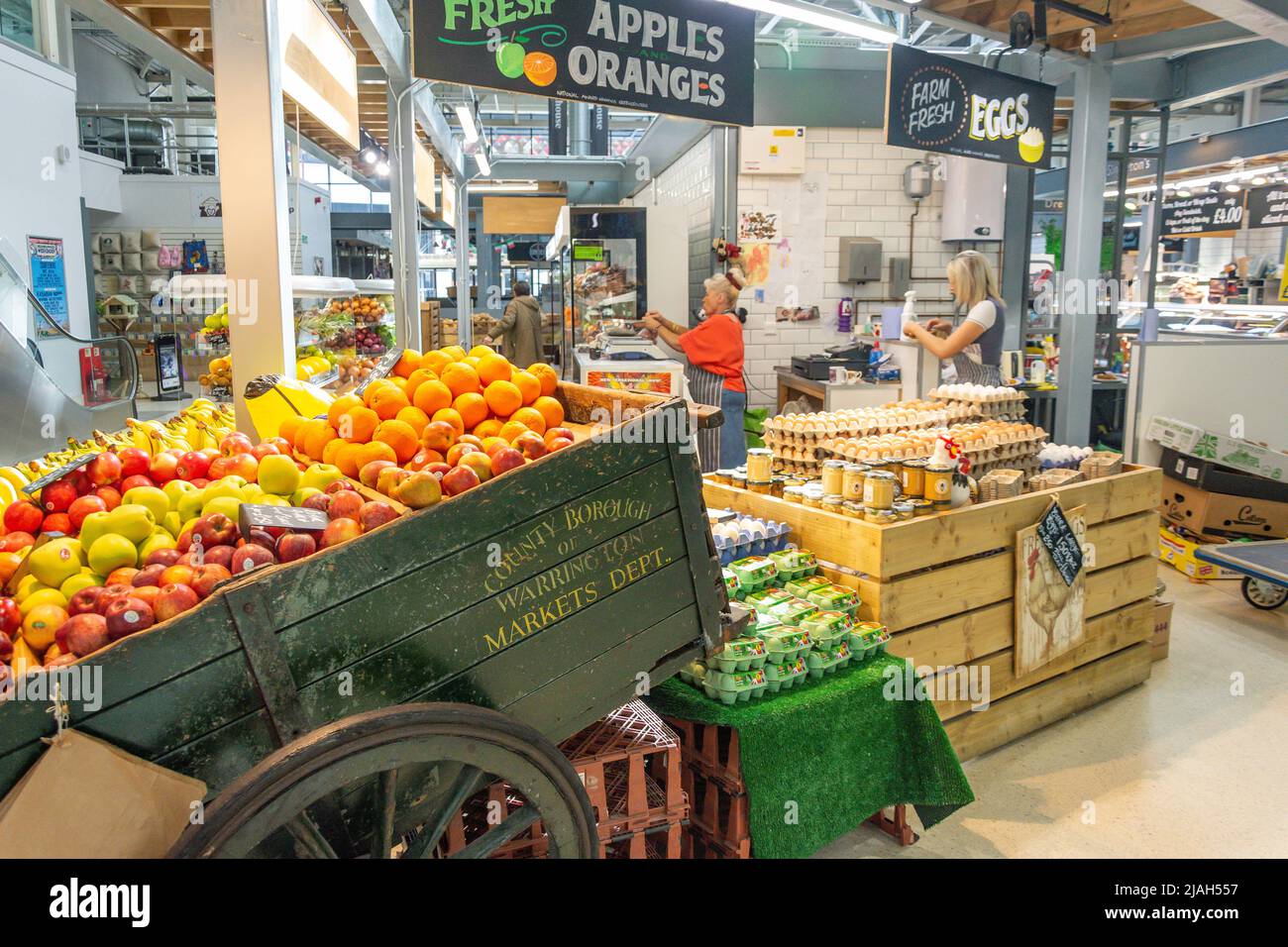 Obst- und Gemüsestände im Haus am Warrington Market, Time Square, Warrington, CHeshire, England, Vereinigtes Königreich Stockfoto