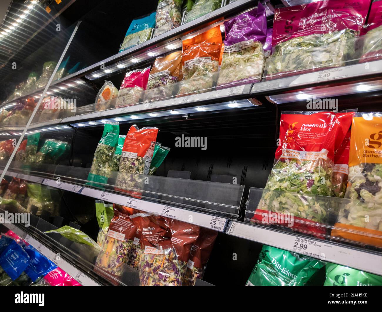 Lynnwood, WA USA - ca. April 2022: Schräge Ansicht einer Vielzahl von vorgefertigten Salatmischungen zum Verkauf in einem Target Store Stockfoto