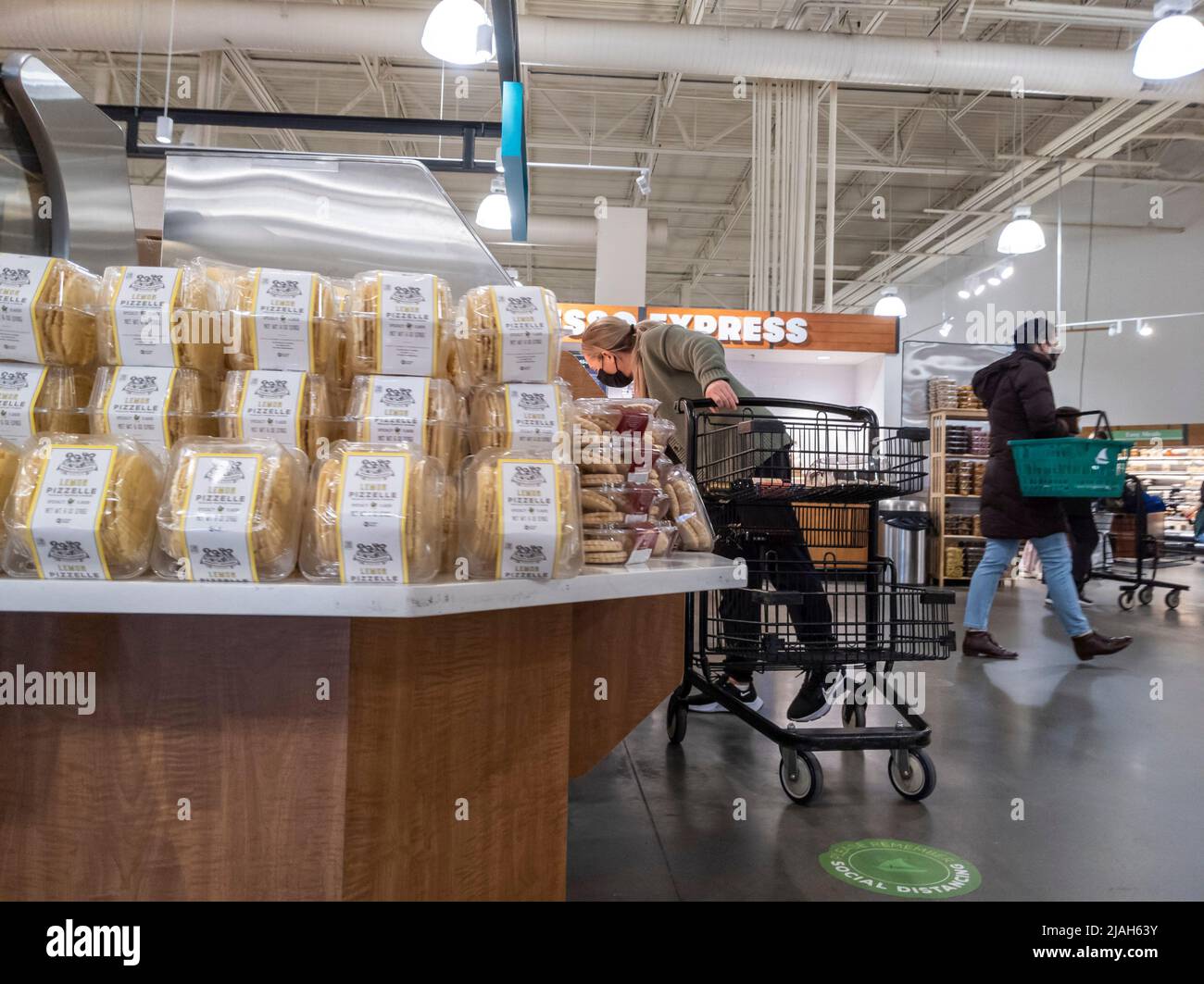 Lynnwood, WA USA - ca. März 2022: Ansicht einer Frau mittleren Alters, die in einem Town and Country Supermarkt Gebäck und Kuchen einkaufen Stockfoto