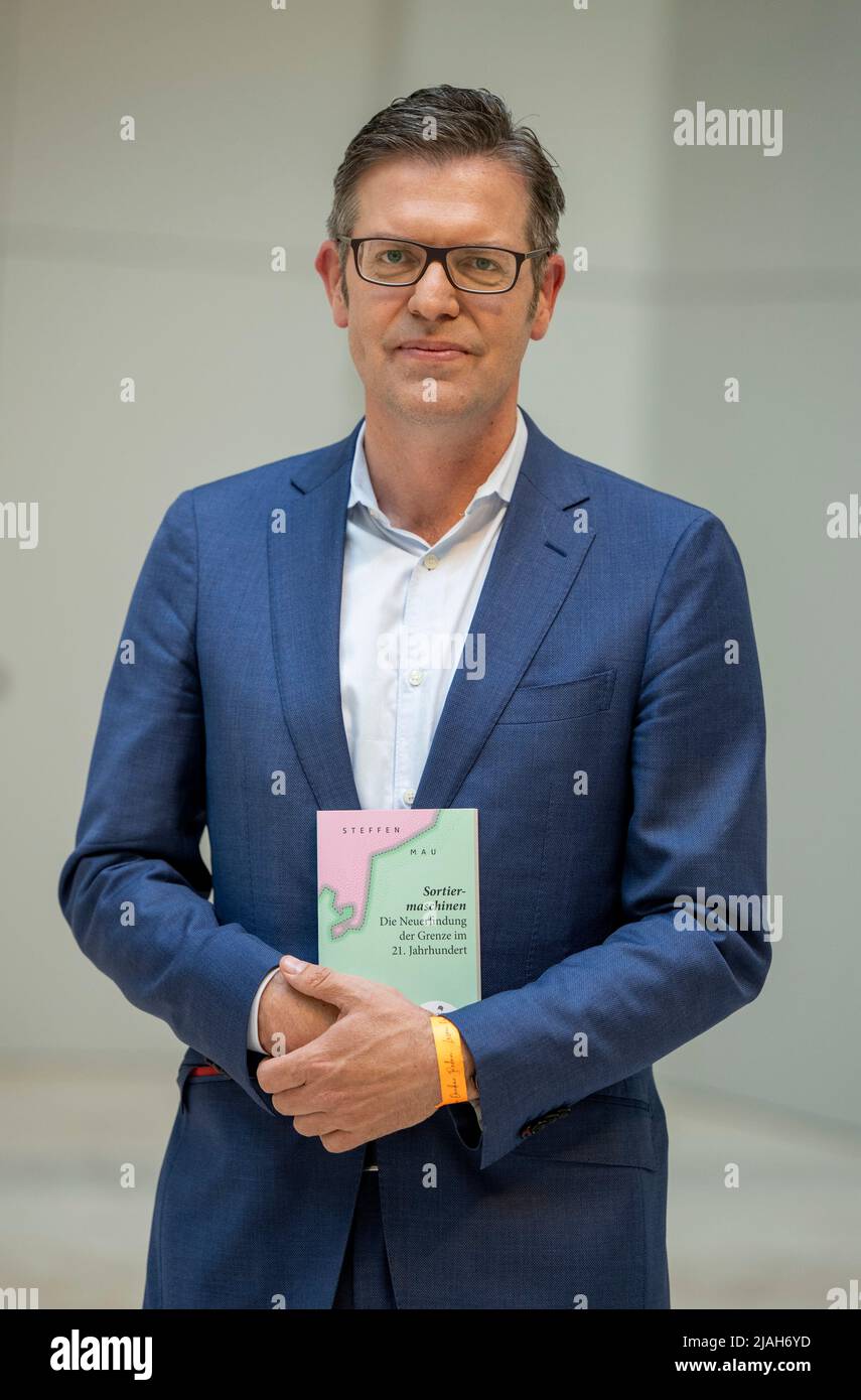 Berlin, Deutschland. 30.. Mai 2022. Steffen Mau, Autor des für den Deutschen Sachbuch-Preis nominierten Buches „Sortiermaschinen. Die Neuerfindung der Grenze im 21.. Jahrhundert", wird bei der Preisverleihung sein. Mit dem mit insgesamt 42.500 Euro dotierten Preis sollen nicht-fiktionale Bücher in deutscher Sprache ausgezeichnet werden. Quelle: Monika Skolimowska/dpa/Alamy Live News Stockfoto