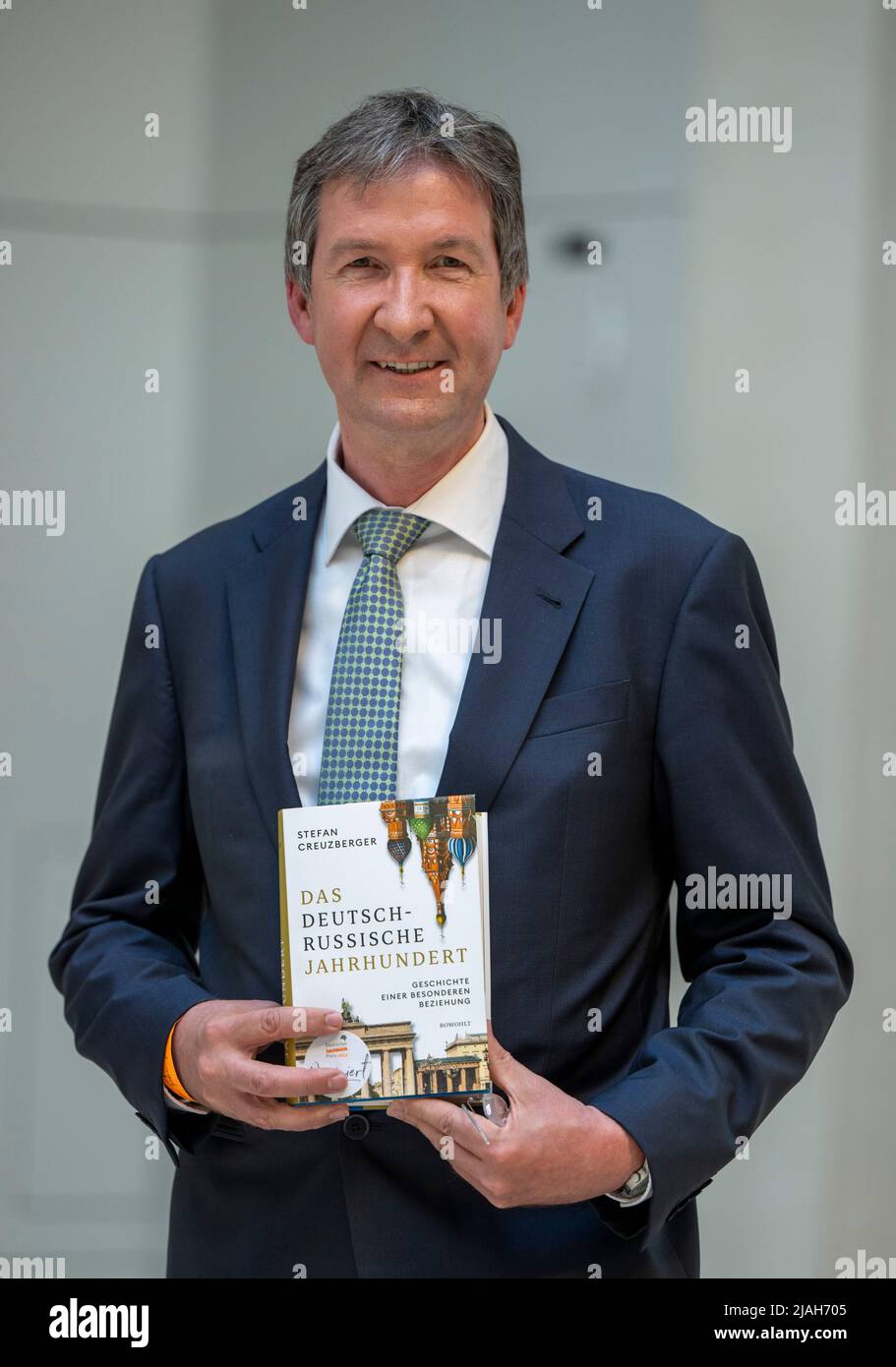 Berlin, Deutschland. 30.. Mai 2022. Stefan Creuzberger, Autor des für den Deutschen Sachbuchpreis "das deutsch-russische Jahrhundert" nominierten Buches. History of a Special Relationship“, wird an der Preisverleihung teilnehmen. Mit dem mit insgesamt 42.500 Euro dotierten Preis sollen nicht-fiktionale Bücher in deutscher Sprache gewürdigt werden. Quelle: Monika Skolimowska/dpa/Alamy Live News Stockfoto