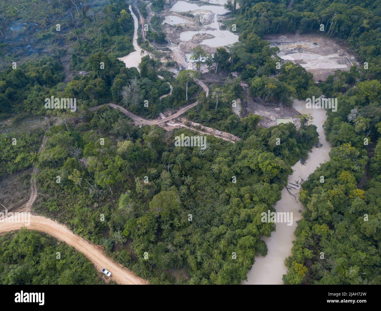 Luftaufnahme des illegalen Goldbergbaus im Fluss mit Quecksilber im Amazonas-Regenwald. Entwaldung von Waldbäumen. Umwelt, Ökologie, Klima, Mine. Stockfoto
