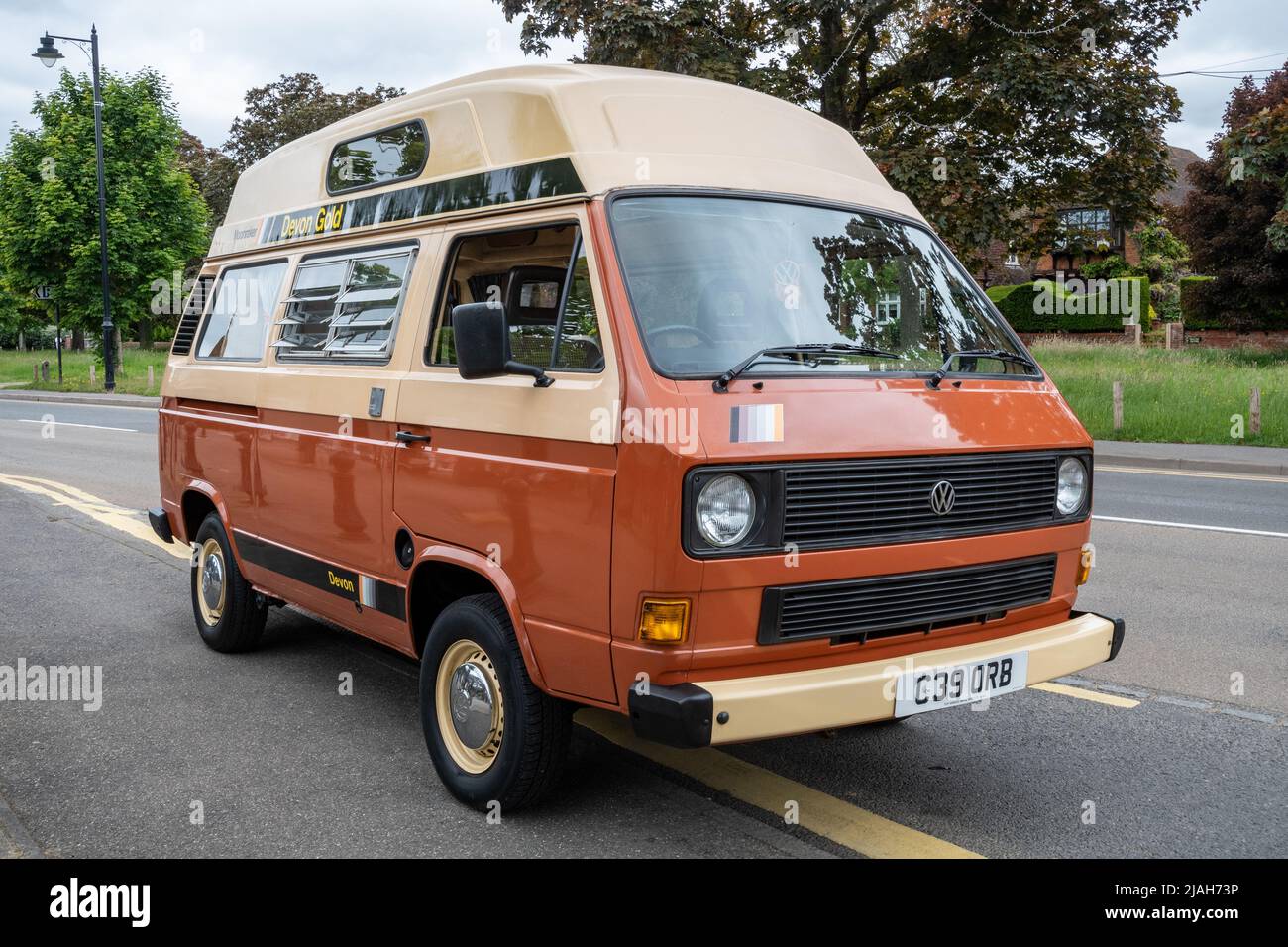 Ein brauner Volkswagen Wohnmobil aus dem Jahr 1986 parkte auf der Straße, Großbritannien Stockfoto