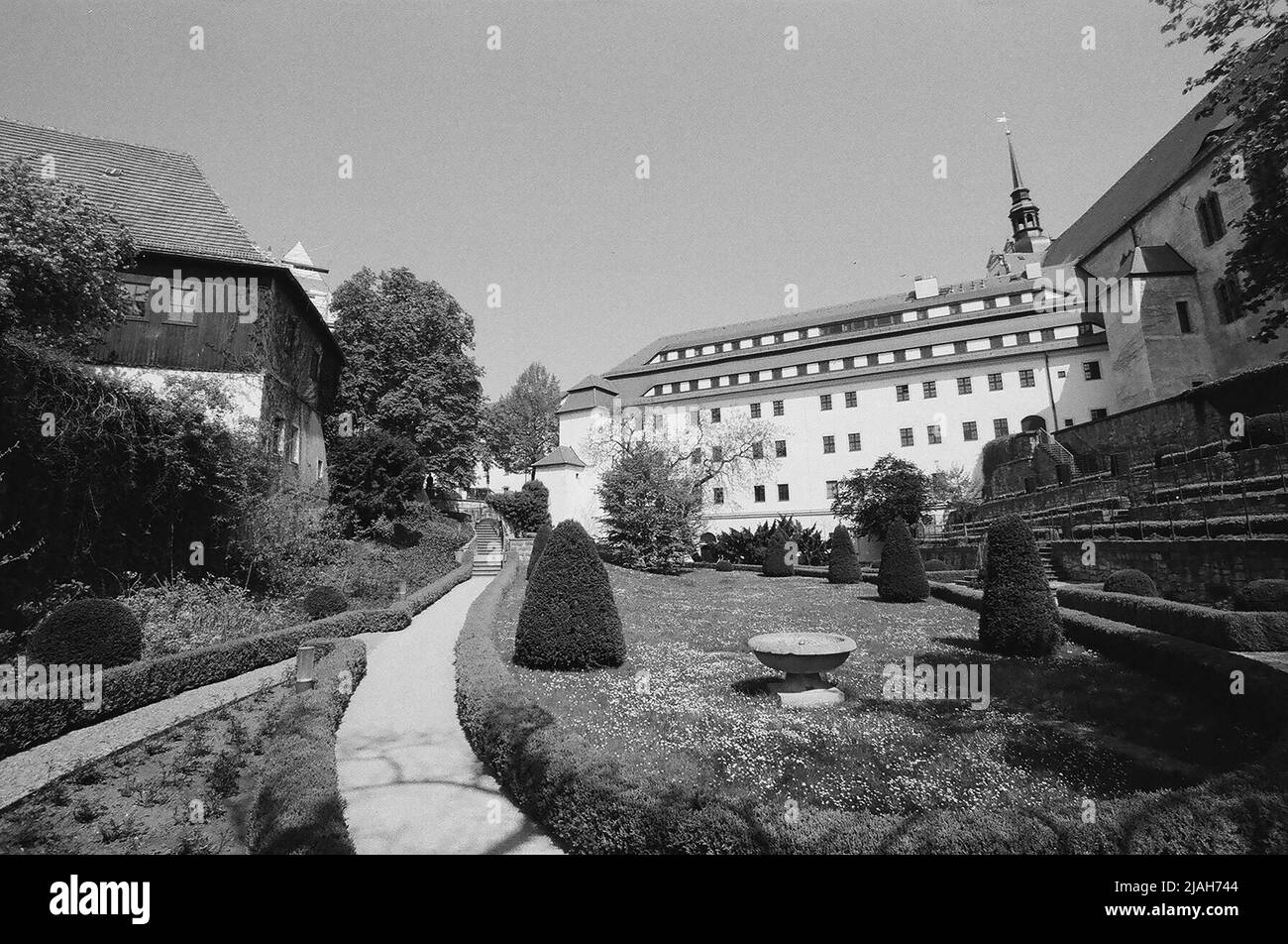 Schöner leerer Schlossgarten während der Sommerzeit in Deutschland in schwarz-weiß lokiert Stockfoto