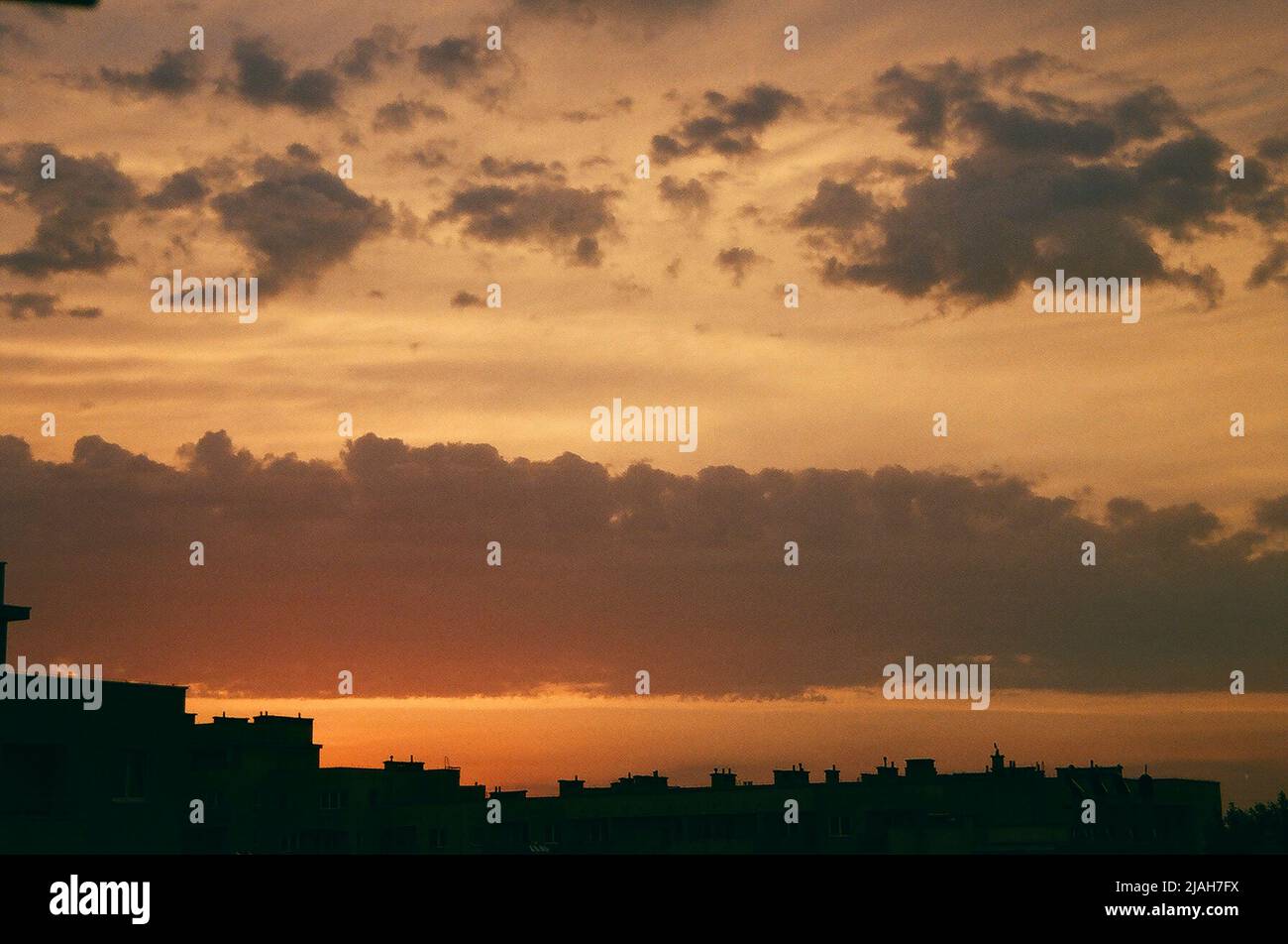 Orangefarbener Sonnenuntergang mit City Skyline Stockfoto