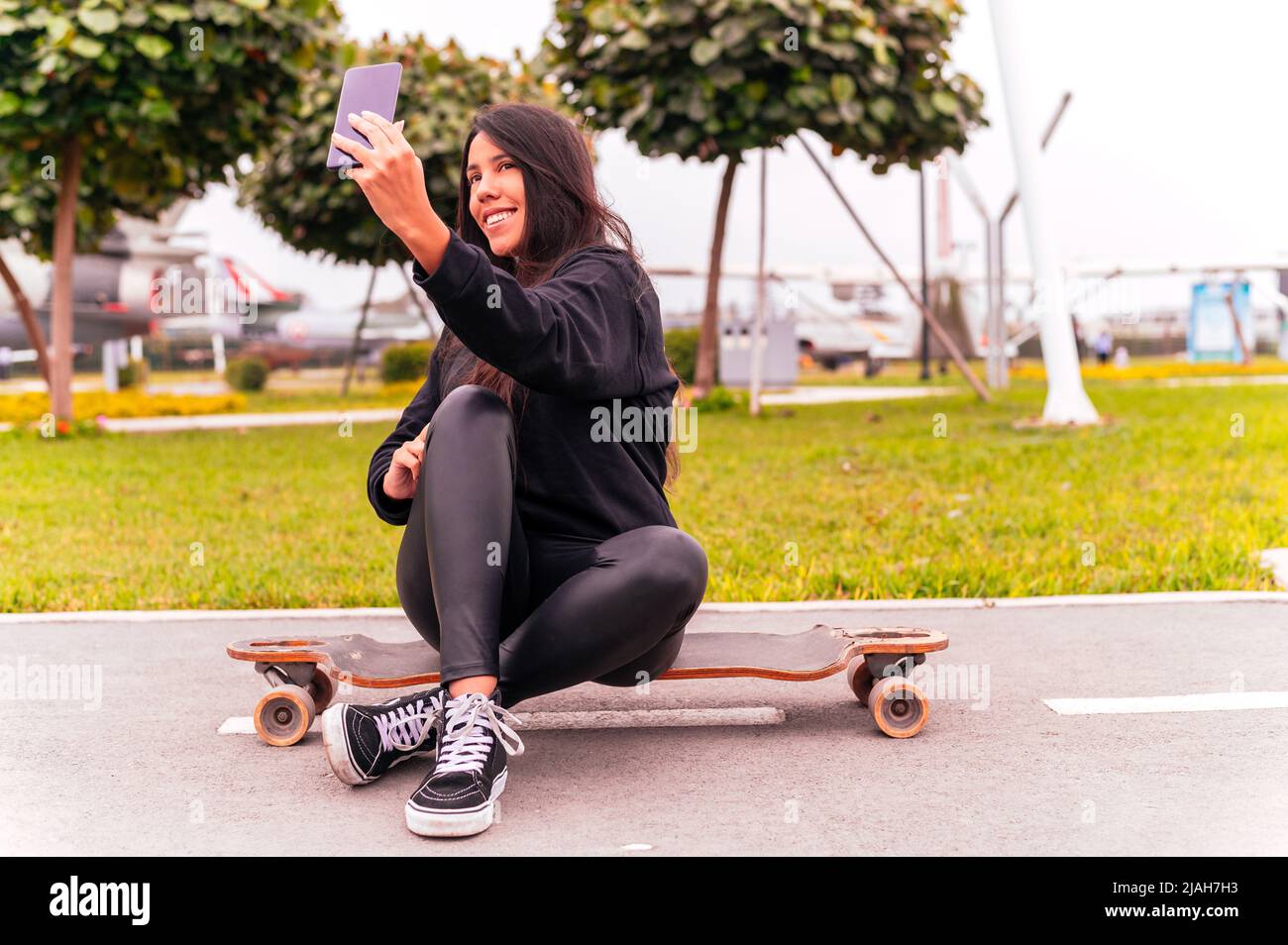 Schöne Skater Mädchen nimmt ein Selfie im Park Stockfoto