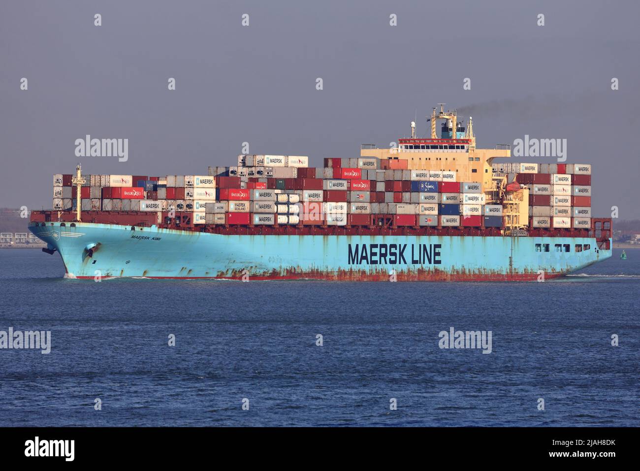 Das Containerschiff Maersk Kimi verlässt am 18. März 2022 den Hafen von Rotterdam. Stockfoto