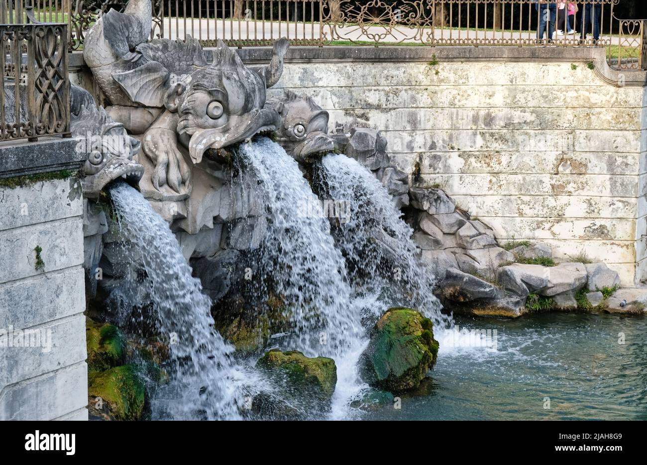 Der Brunnen der Delfine, im Park des Königspalastes von Caserta, stellt ein Seeungeheuer mit dem Kopf eines Delphins dar (3) Stockfoto