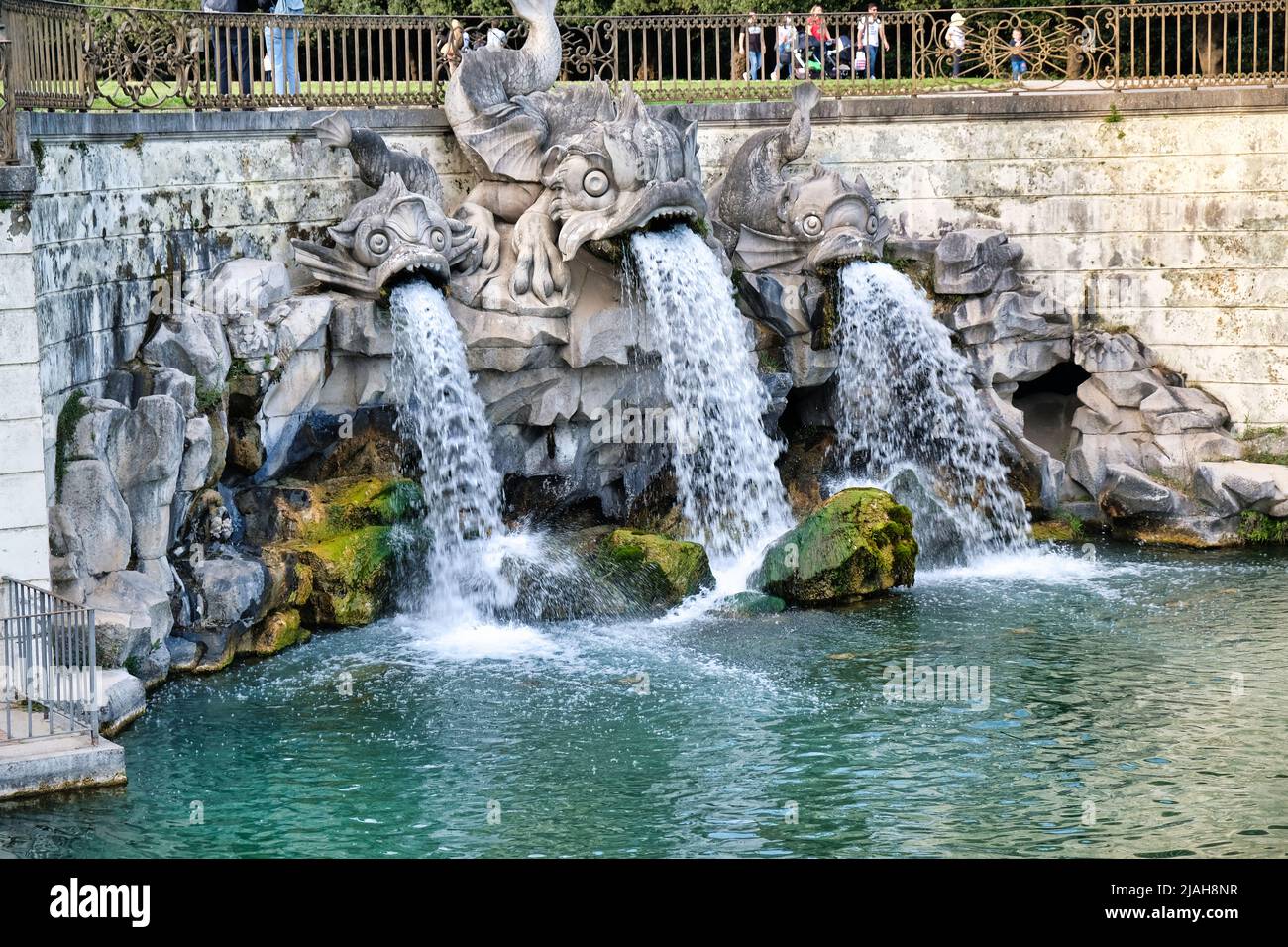 Der Brunnen der Delfine, im Park des Königspalastes von Caserta, stellt ein Seeungeheuer mit dem Kopf eines Delphins dar (3) Stockfoto