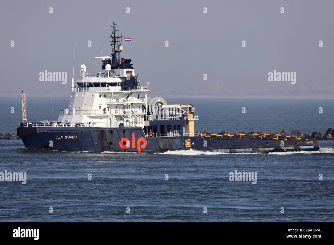 Der Offshore-Schlepper ALP Guard verlässt am 18. März 2022 den Hafen von Rotterdam. Stockfoto