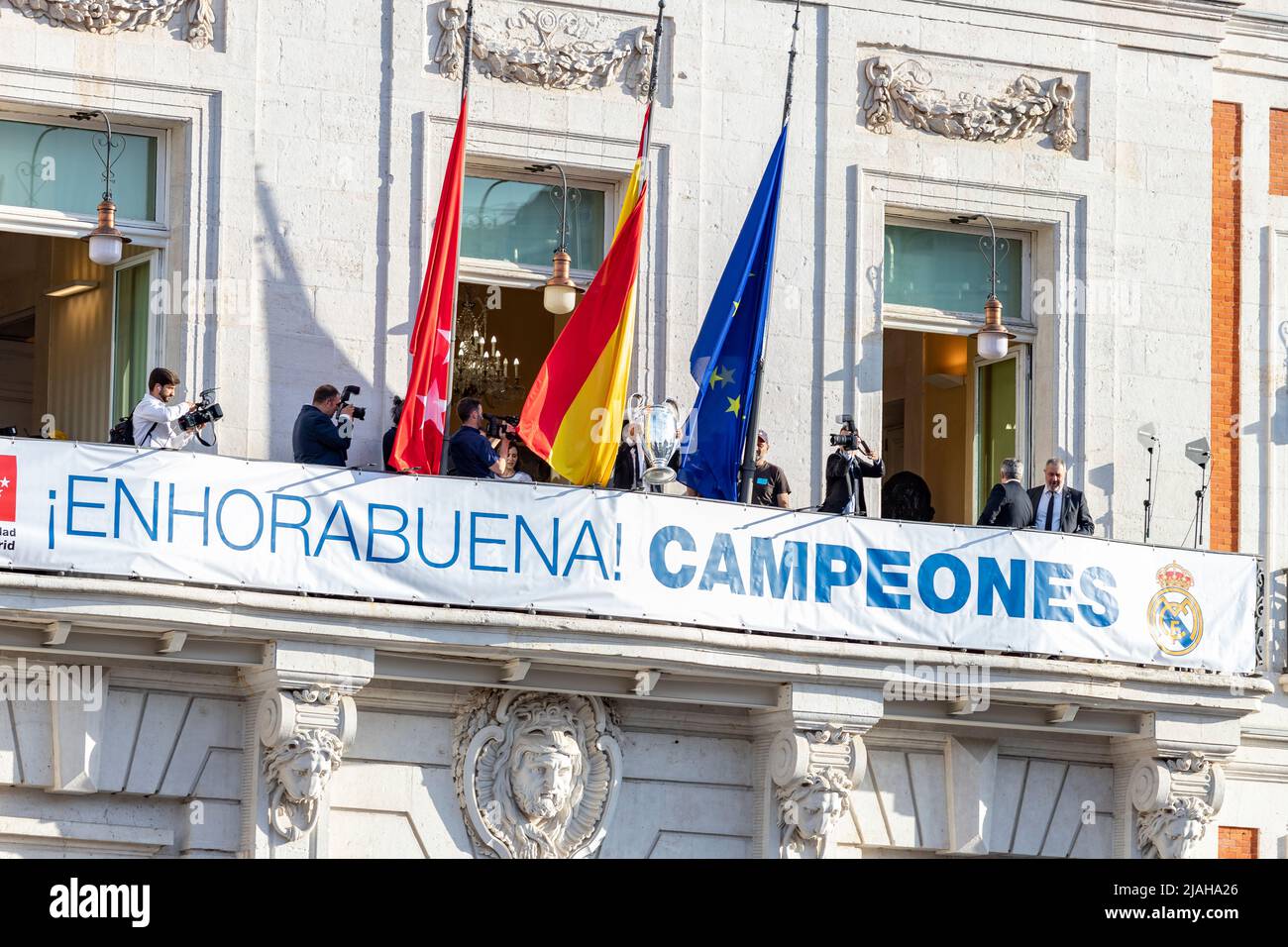 Real Madrid Feier in der Puerta del Sol. Fußballliga-Meister 2024. Real Madrid. Banner. Real Madrid Banner, das Glückwunsch gibt Stockfoto