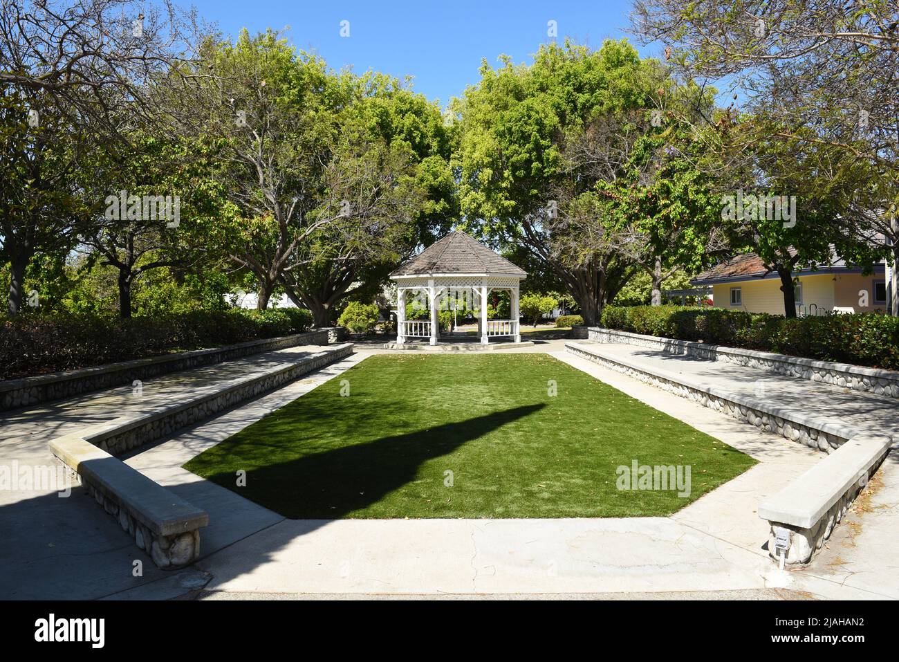 SANTA ANA, KALIFORNIEN - 15. APRIL 2017: Pavillon und Rasen im Heritage Museum of Orange County werden die Ares für Hochzeiten und Empfänge genutzt. Stockfoto