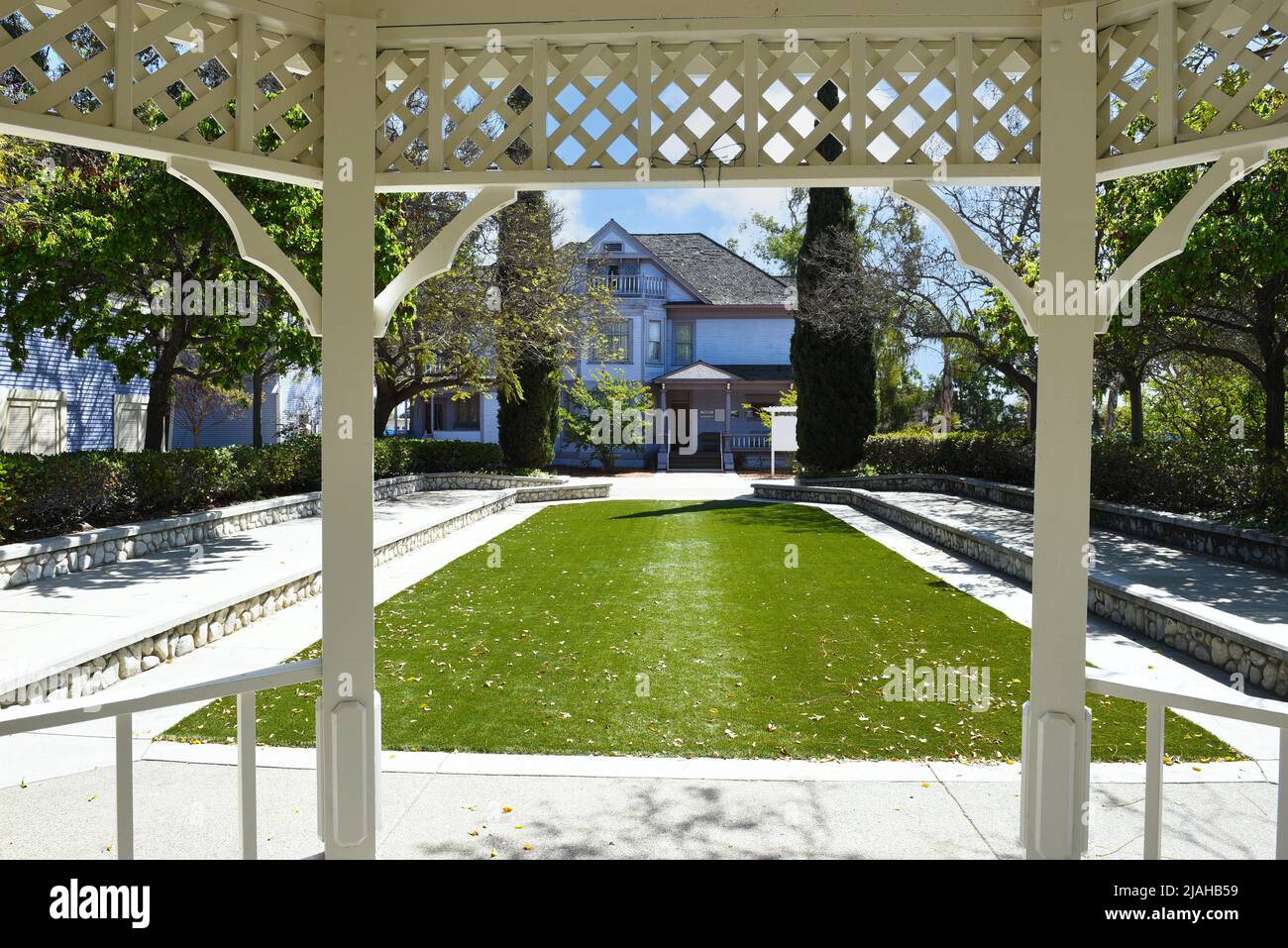 SANTA ANA, KALIFORNIEN - 15. APRIL 2017: Blick vom Pavillon im Heritage Museum of Orange County. Orange County blickt auf das Maag House. Stockfoto