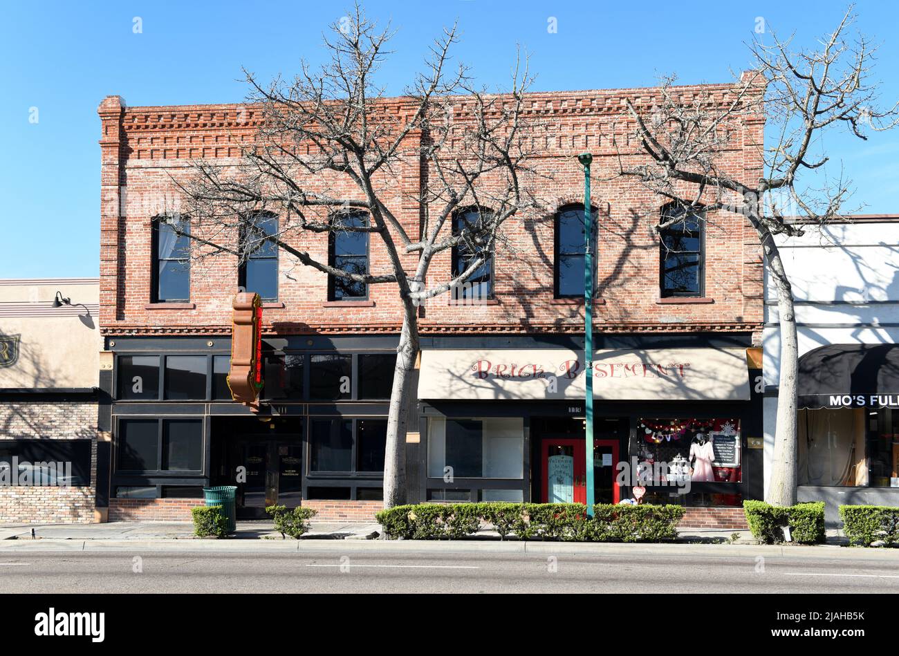 FULLERTON, KALIFORNIEN - 24. JAN 2020: Geschäfte und Restaurants in der historischen Innenstadt von Fullerton. Stockfoto