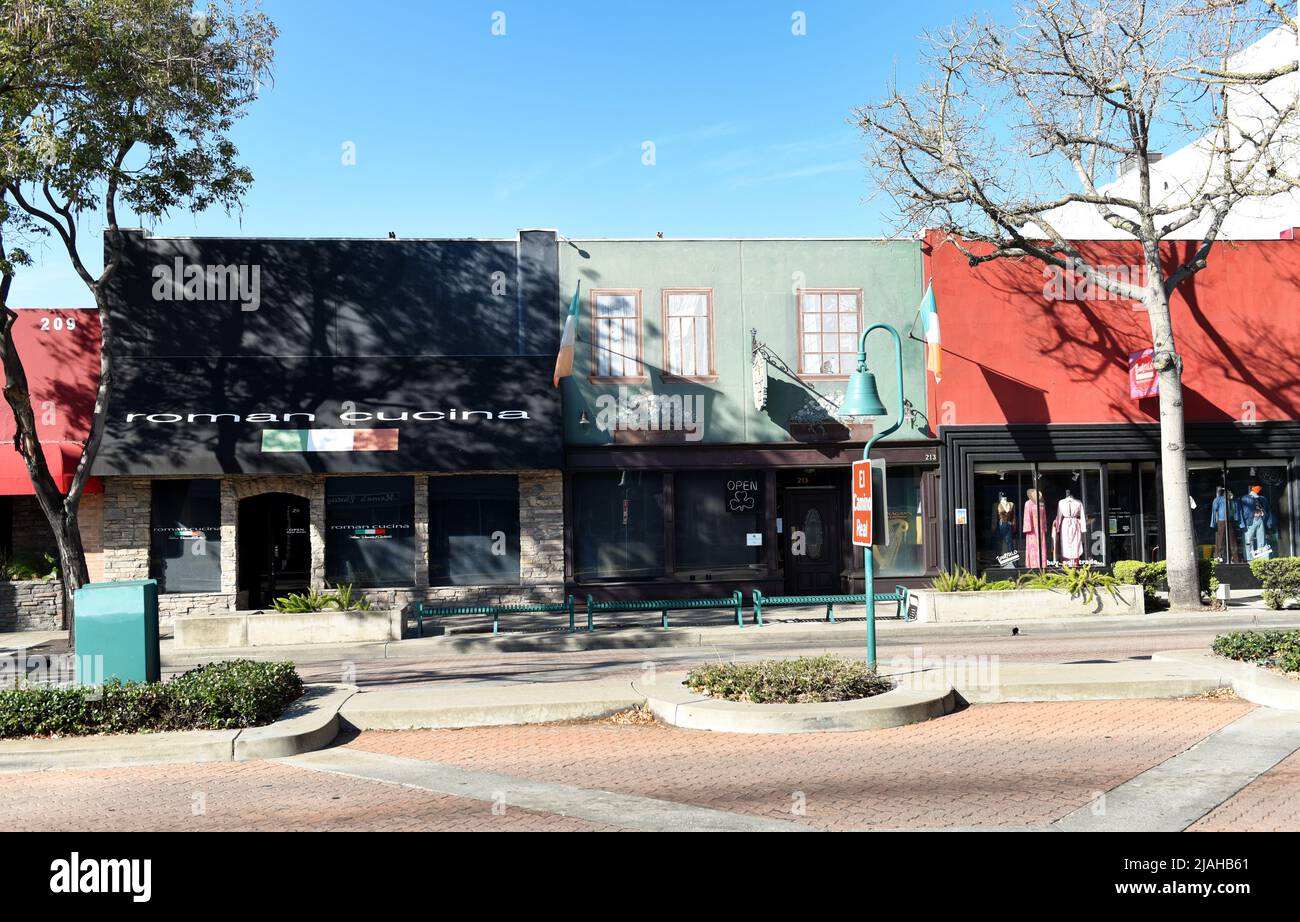 FULLERTON, KALIFORNIEN - 24. JAN 2020: Boutiquen und Restaurants in der historischen Innenstadt von Fullerton. Stockfoto