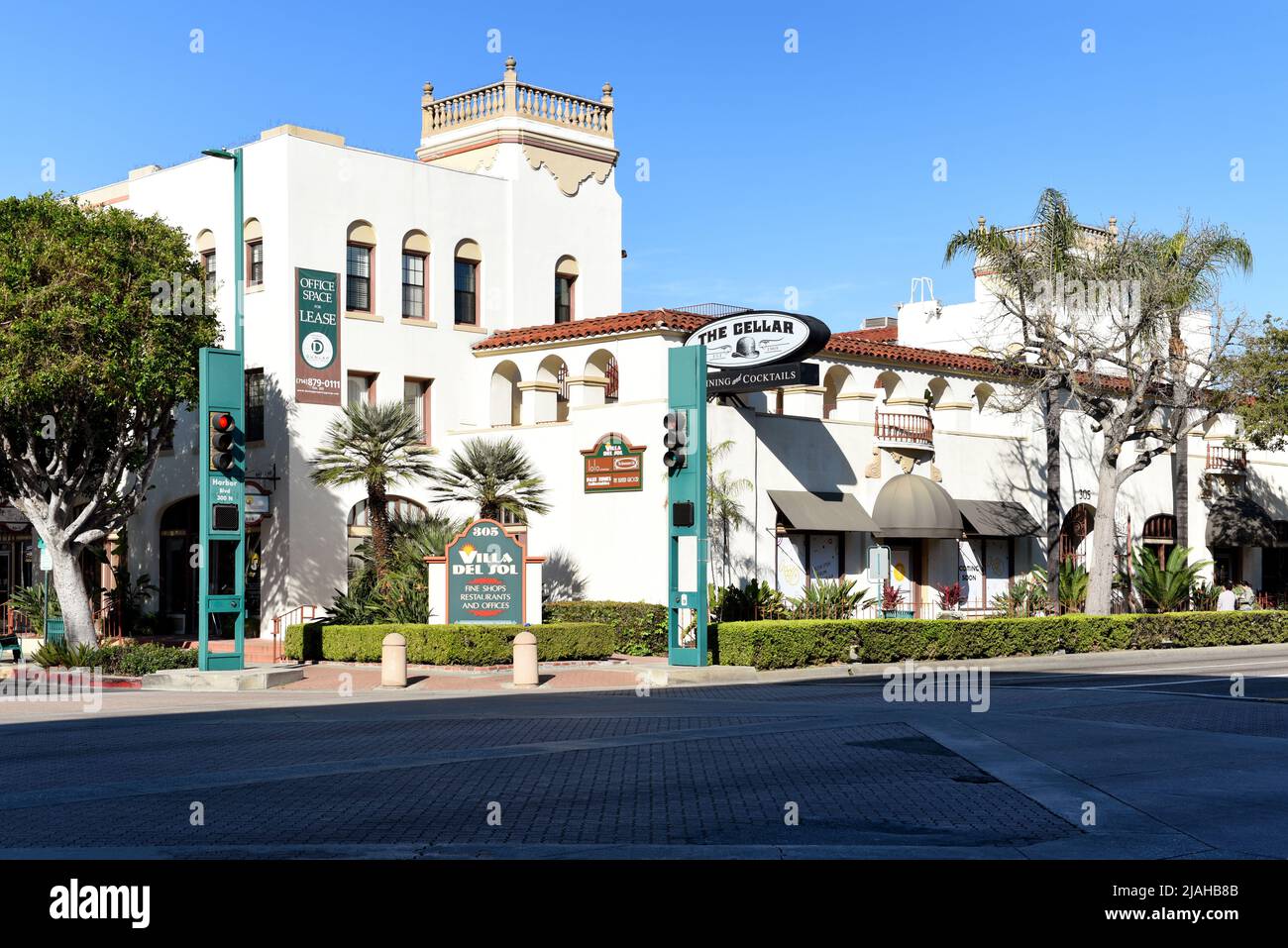 FULLERTON, KALIFORNIEN - 24. JAN 2020: Villa del Sol, feine Geschäfte, Restaurants und Büros in der historischen Innenstadt von Fullerton Stockfoto