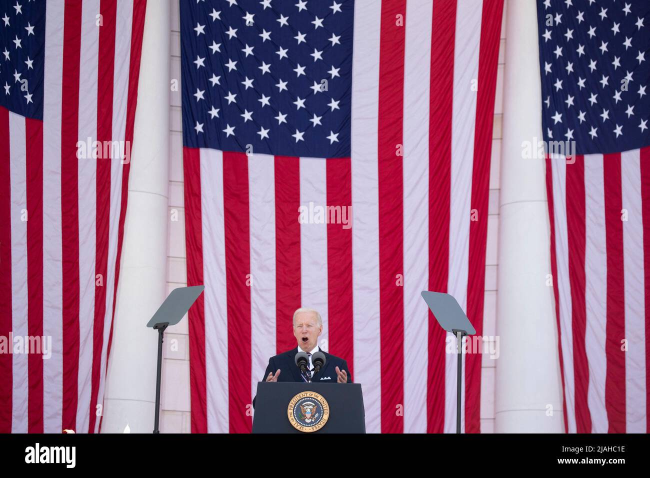 Arlington, Virginia, USA, 30. Mai 2022. US-Präsident Joe Biden hält am 30. Mai 2022 eine Rede beim National Memorial Day Observance 154. im Memorial Amphitheatre auf dem Arlington National Cemetery in Arlington, Virginia, USA. Stockfoto