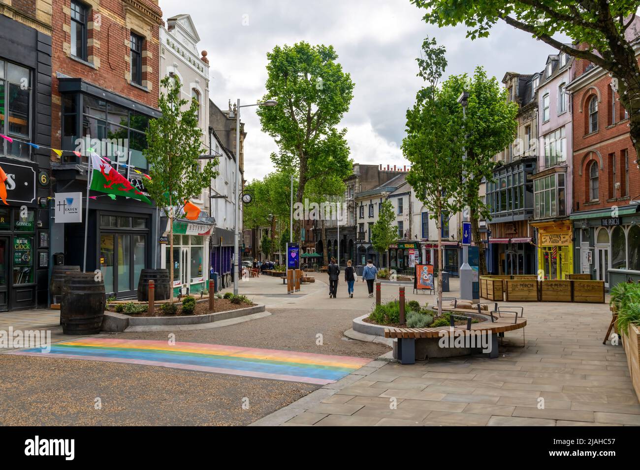 Editorial Swansea, Großbritannien - 24. Mai 2022: Wind Street, das etwas berüchtigte Partyviertel von Swansea, gesäumt von Bars und Restaurants. Stockfoto