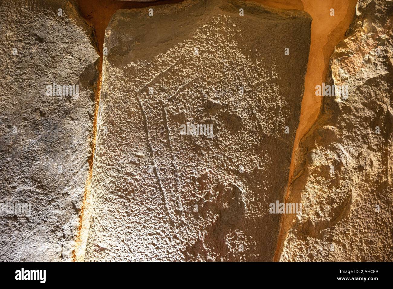Künstlerische Manifestation, die in den Stein des megalithischen Monuments von El dolmen de Soto eingraviert ist Stockfoto